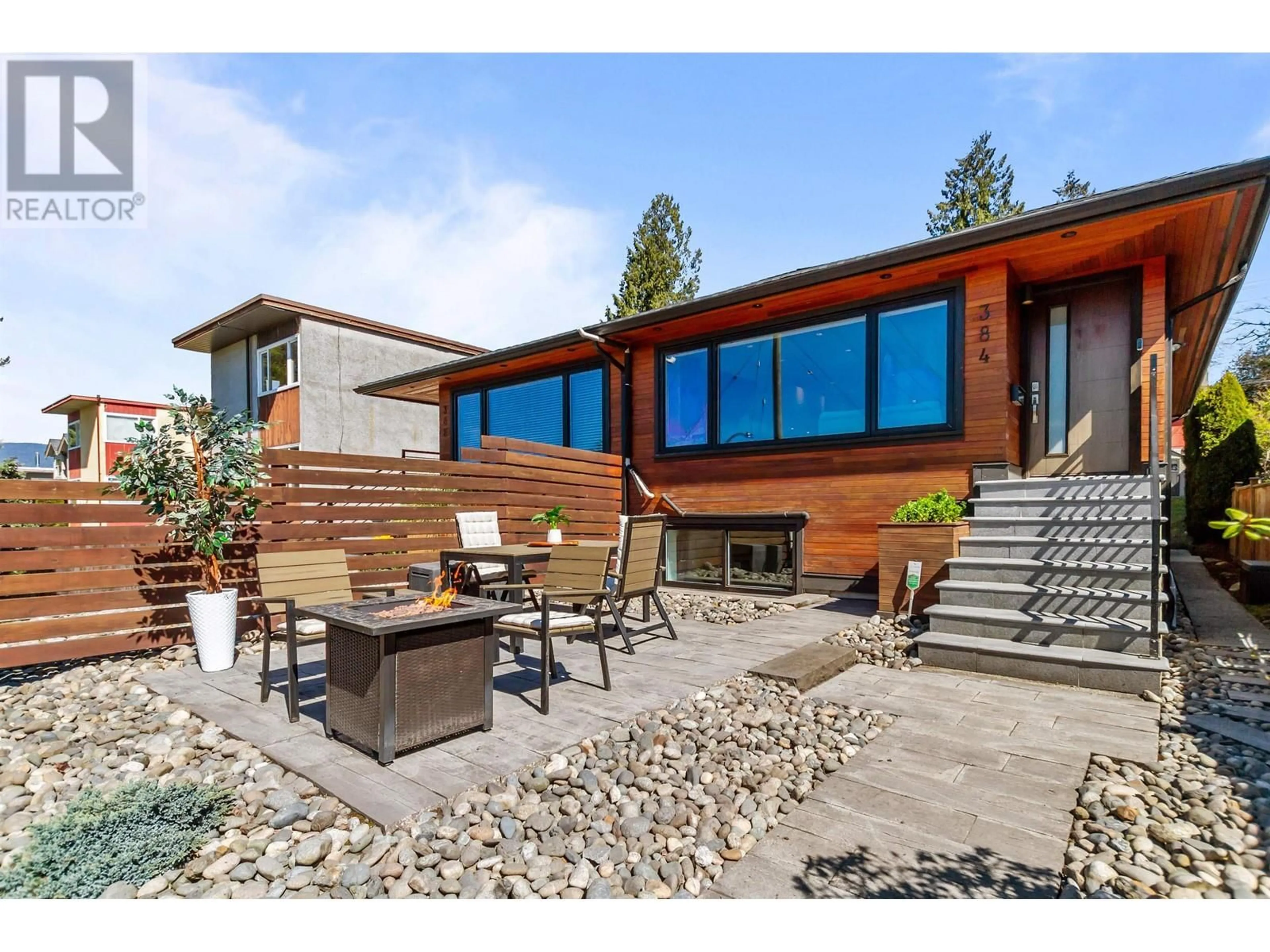 Patio, mountain view for 384 4TH STREET, North Vancouver British Columbia V7L1J2