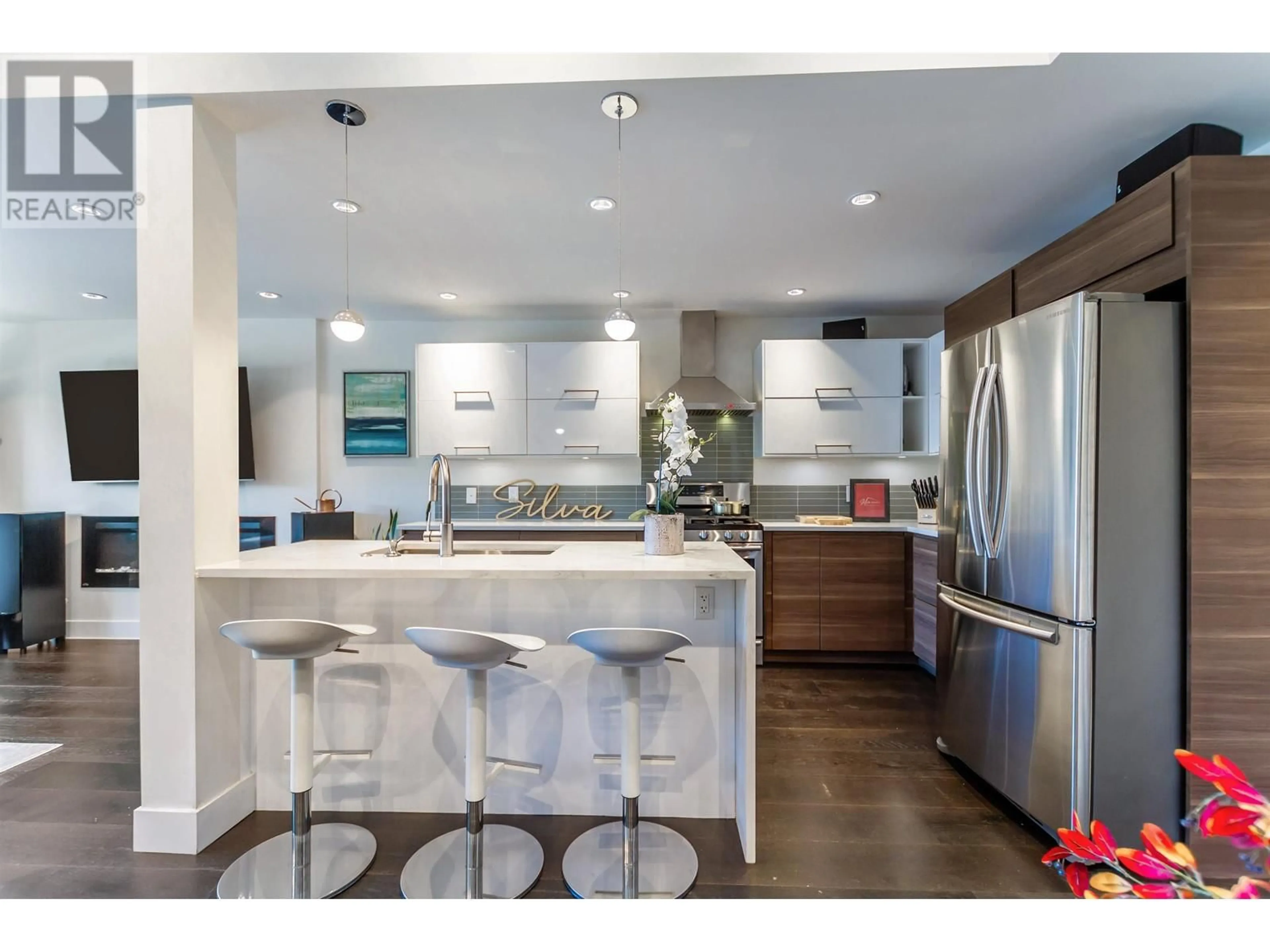 Open concept kitchen, wood/laminate floor for 384 4TH STREET, North Vancouver British Columbia V7L1J2