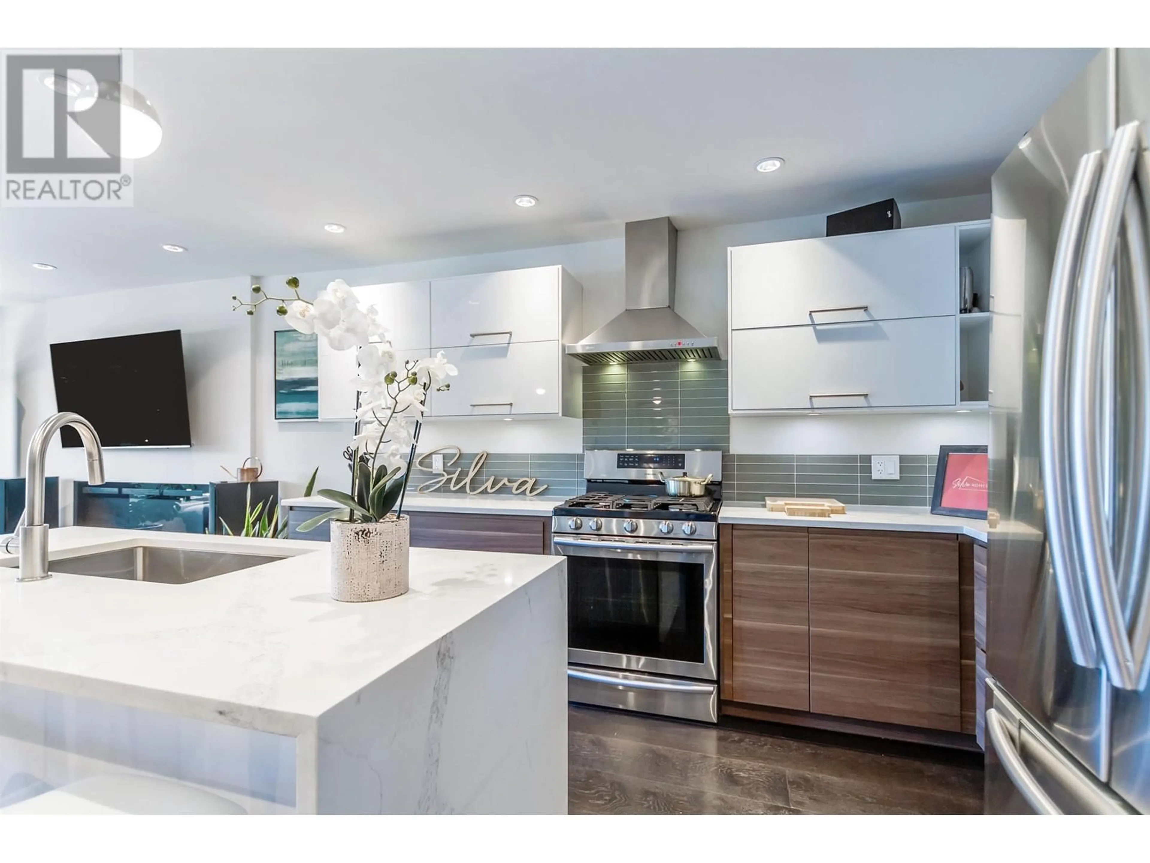 Open concept kitchen, unknown for 384 4TH STREET, North Vancouver British Columbia V7L1J2
