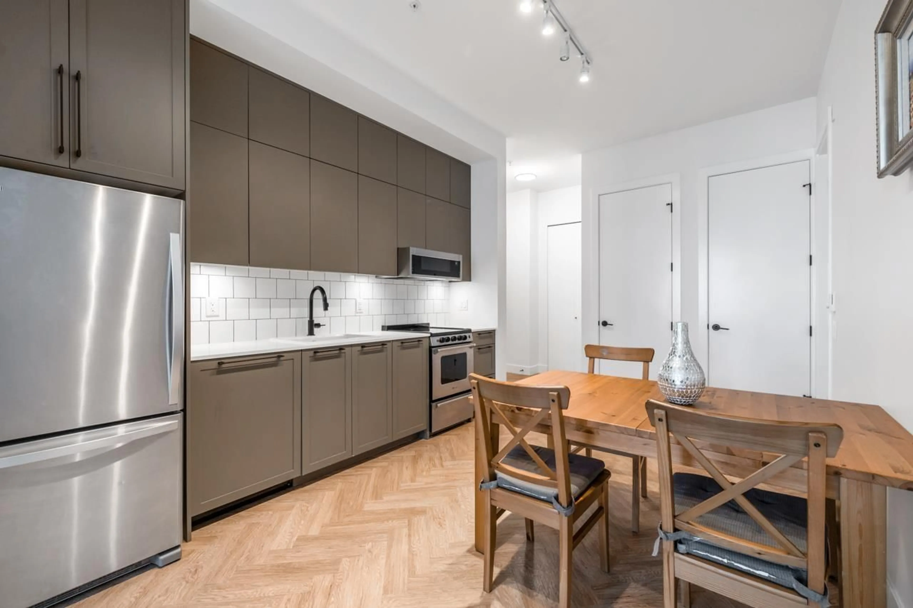 Standard kitchen, unknown for 205 - 13933 105, Surrey British Columbia V3T0R6