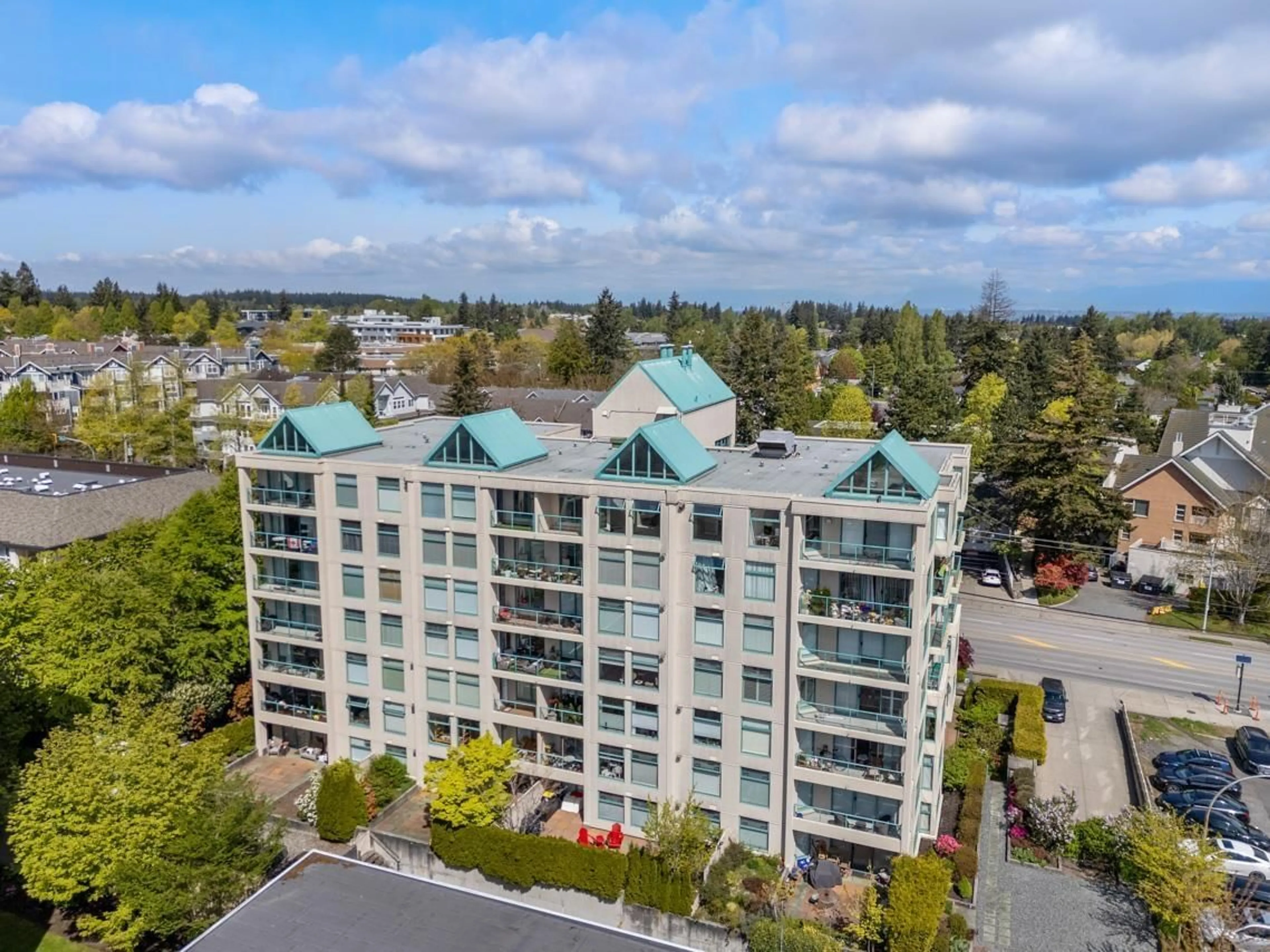 A pic from outside/outdoor area/front of a property/back of a property/a pic from drone, unknown for 702 - 15466 NORTH BLUFF, White Rock British Columbia V4B3G1