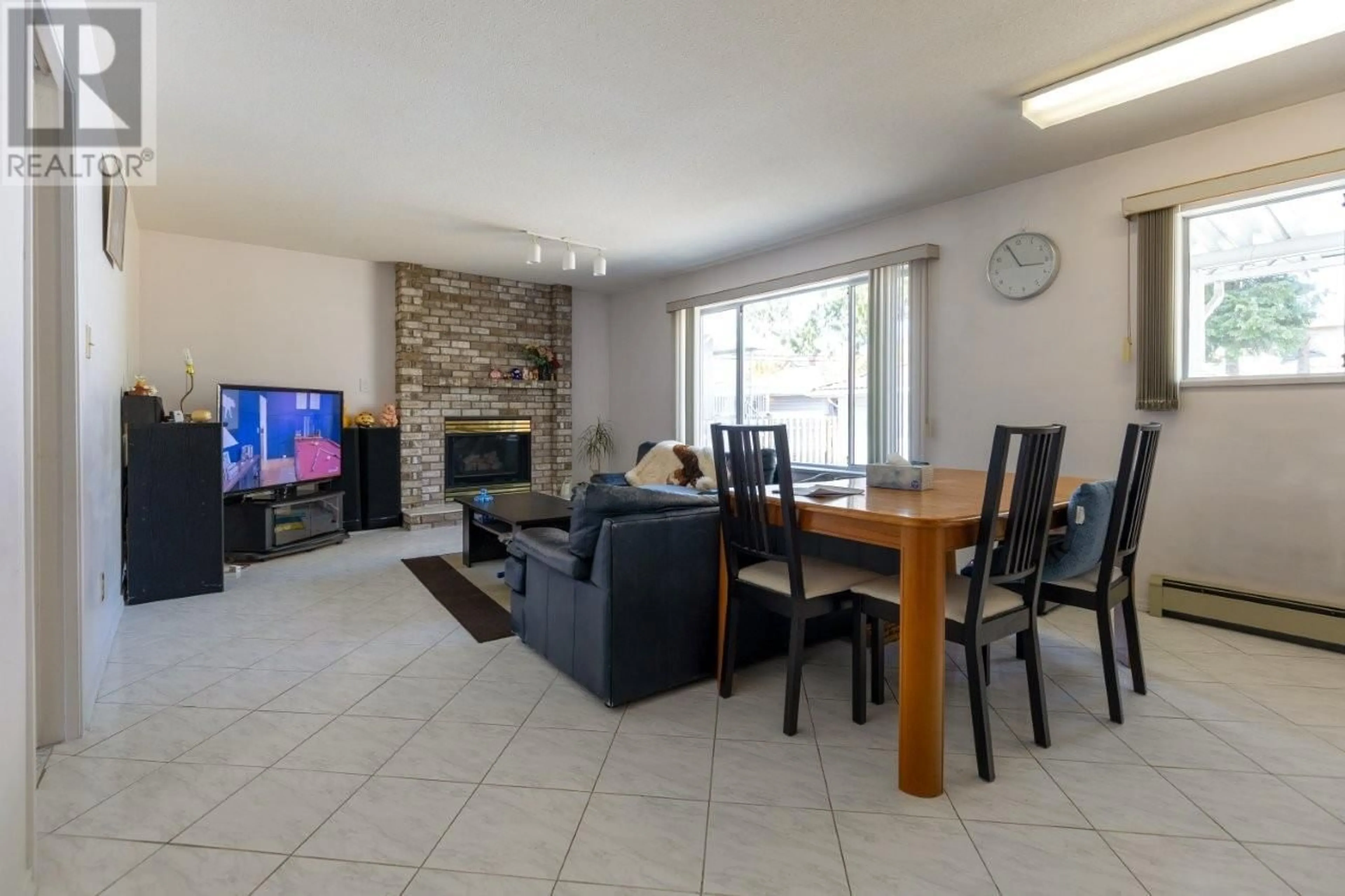 Living room with furniture, unknown for 4925 SIDLEY STREET, Burnaby British Columbia V5J1T6