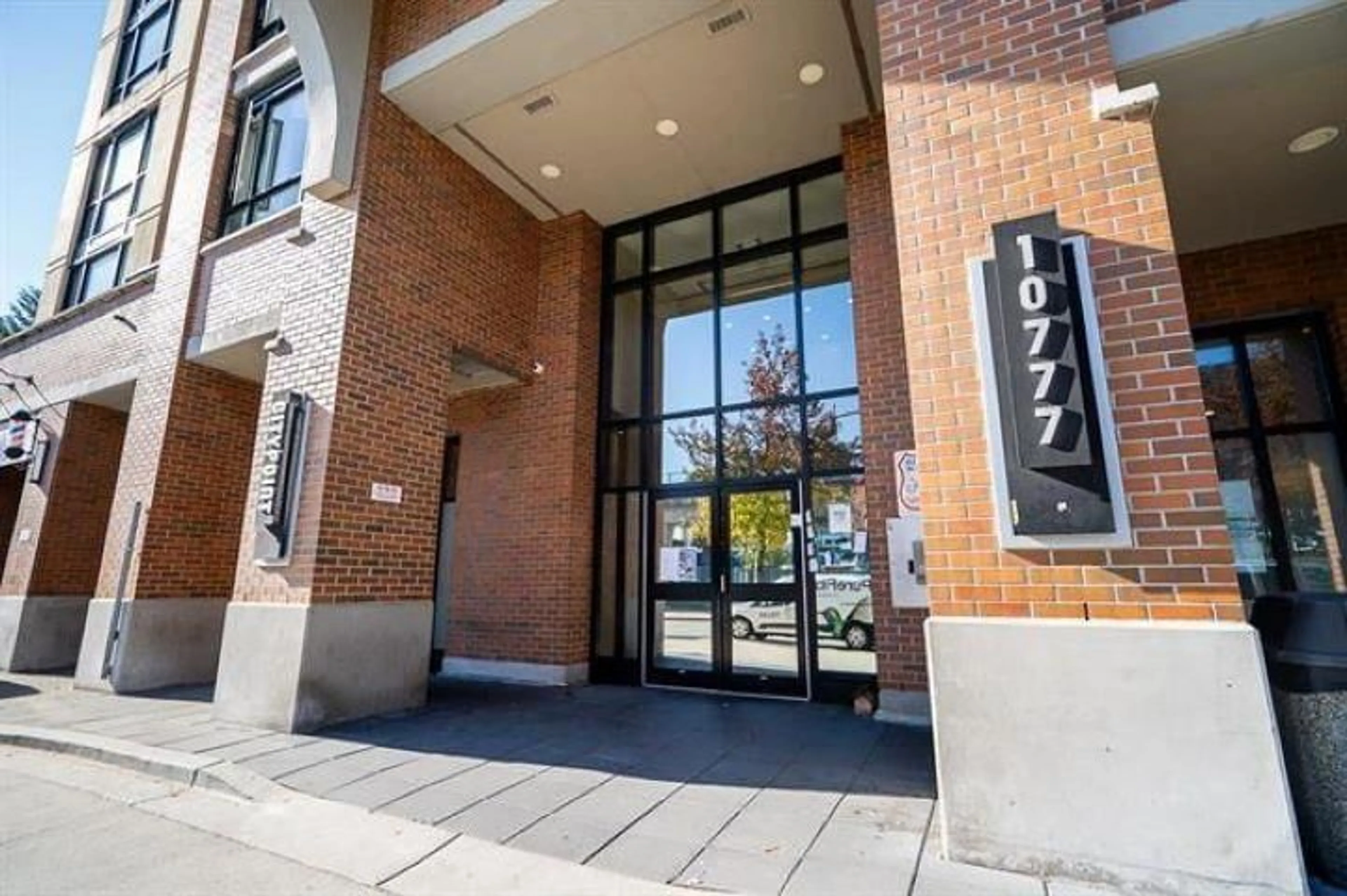 Indoor foyer for 1405 - 10777 UNIVERSITY, Surrey British Columbia V3T0E6