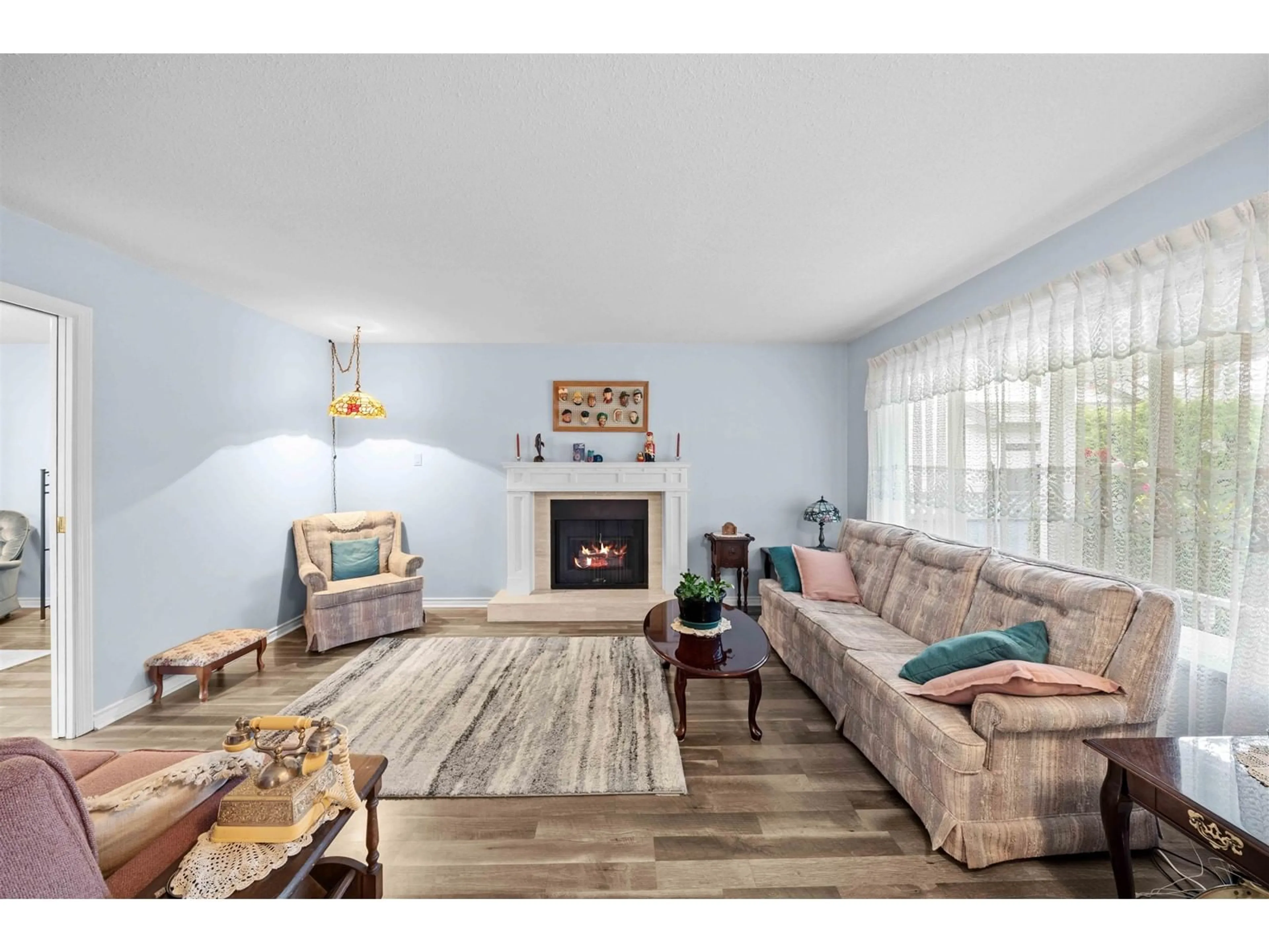 Living room with furniture, wood/laminate floor for 8987 157, Surrey British Columbia V4N2Y5