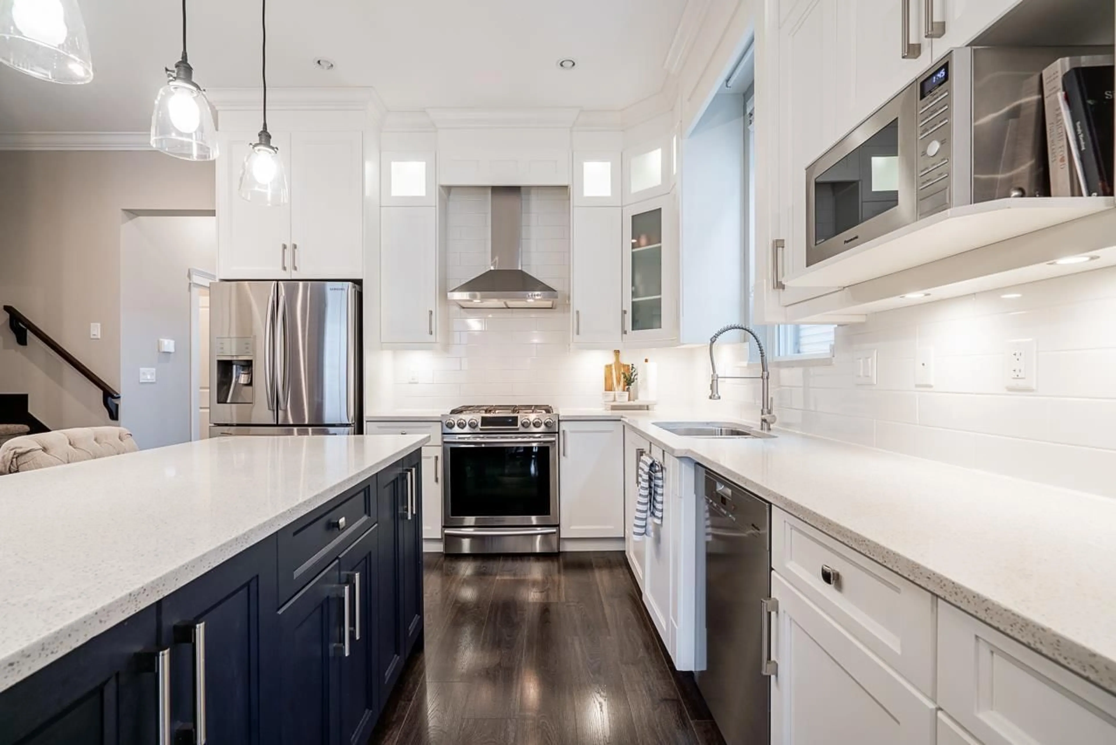 Open concept kitchen, ceramic/tile floor for 19562 72A, Surrey British Columbia V4N3E8