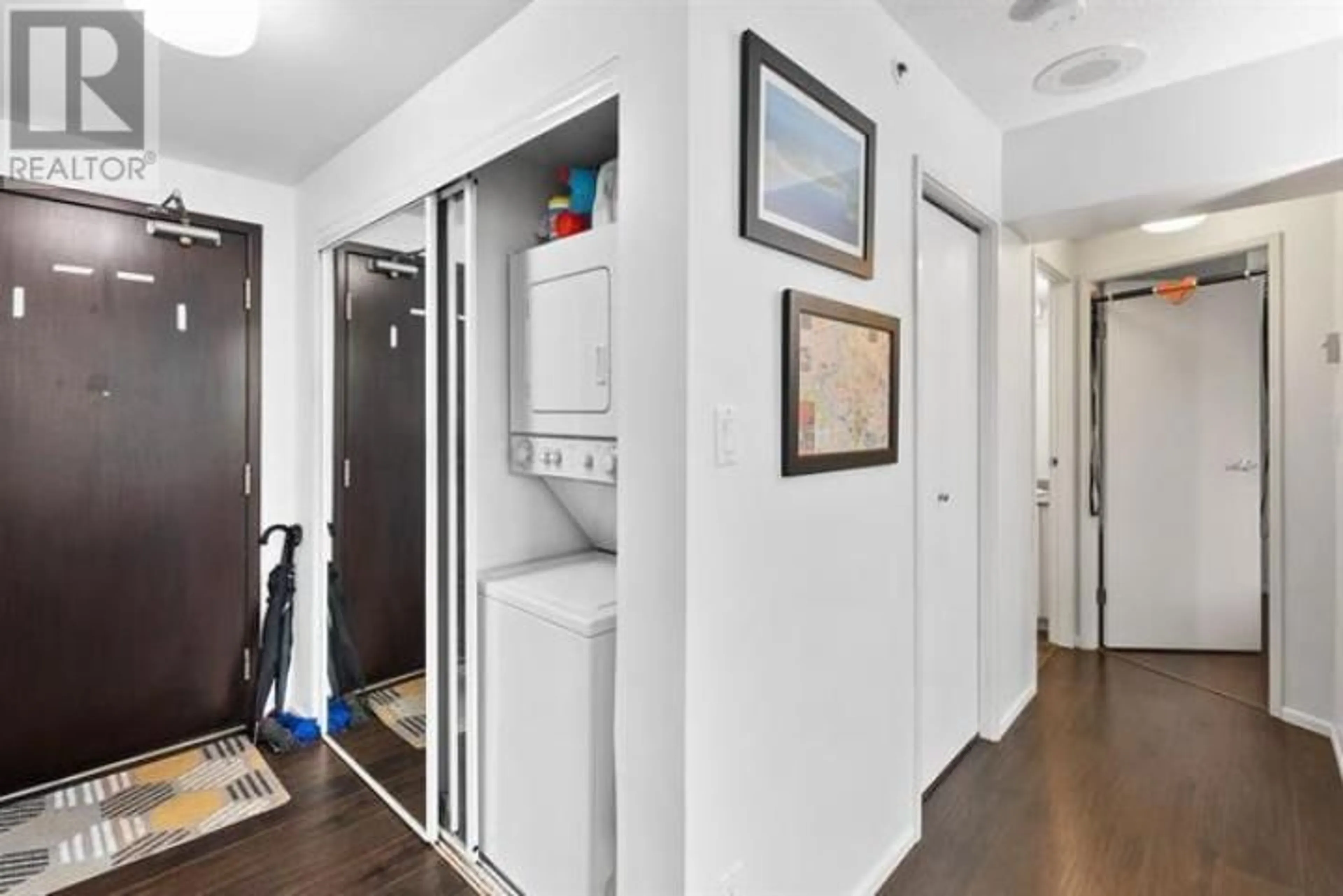 Indoor entryway for 203 - 588 BROUGHTON STREET, Vancouver British Columbia V6G3E3