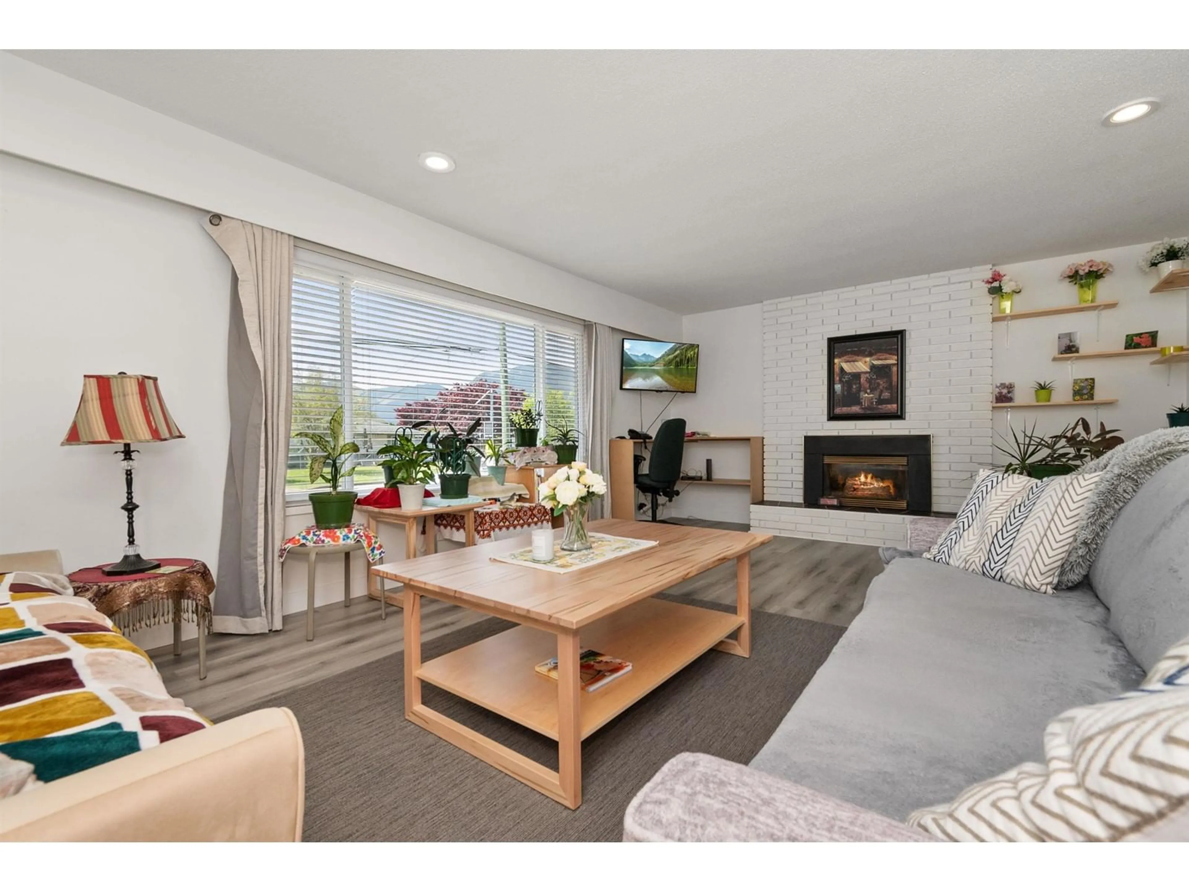 Living room with furniture, unknown for 1550 VIMY ROAD, Agassiz British Columbia V0M1A2