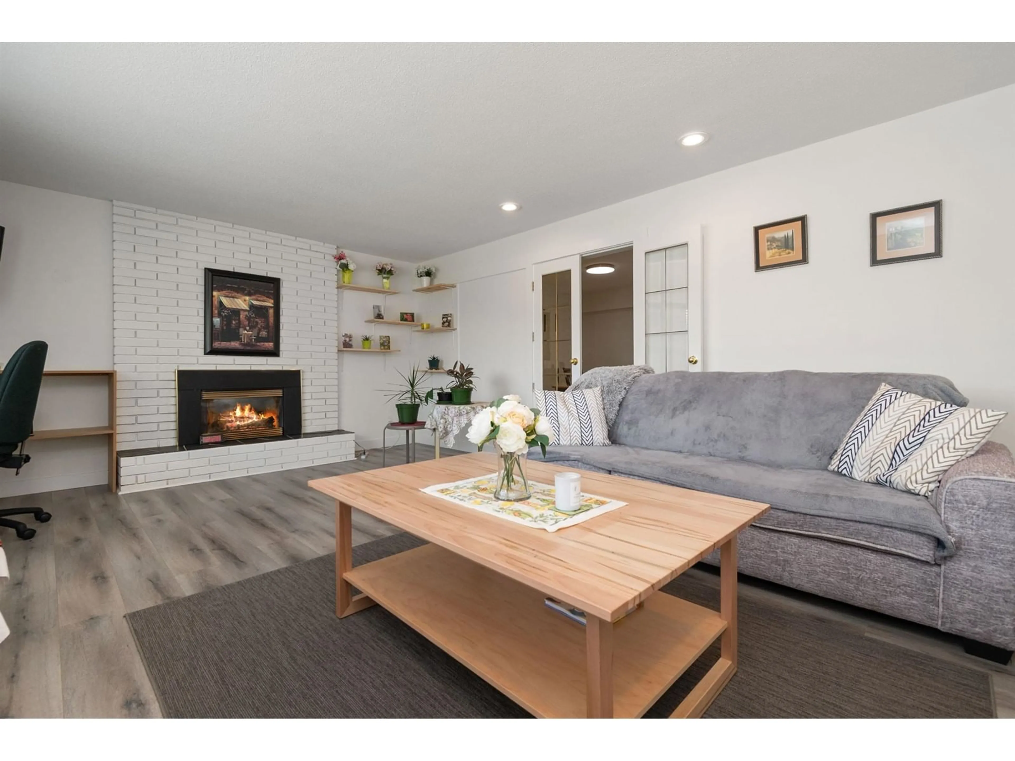 Living room with furniture, wood/laminate floor for 1550 VIMY ROAD, Agassiz British Columbia V0M1A2
