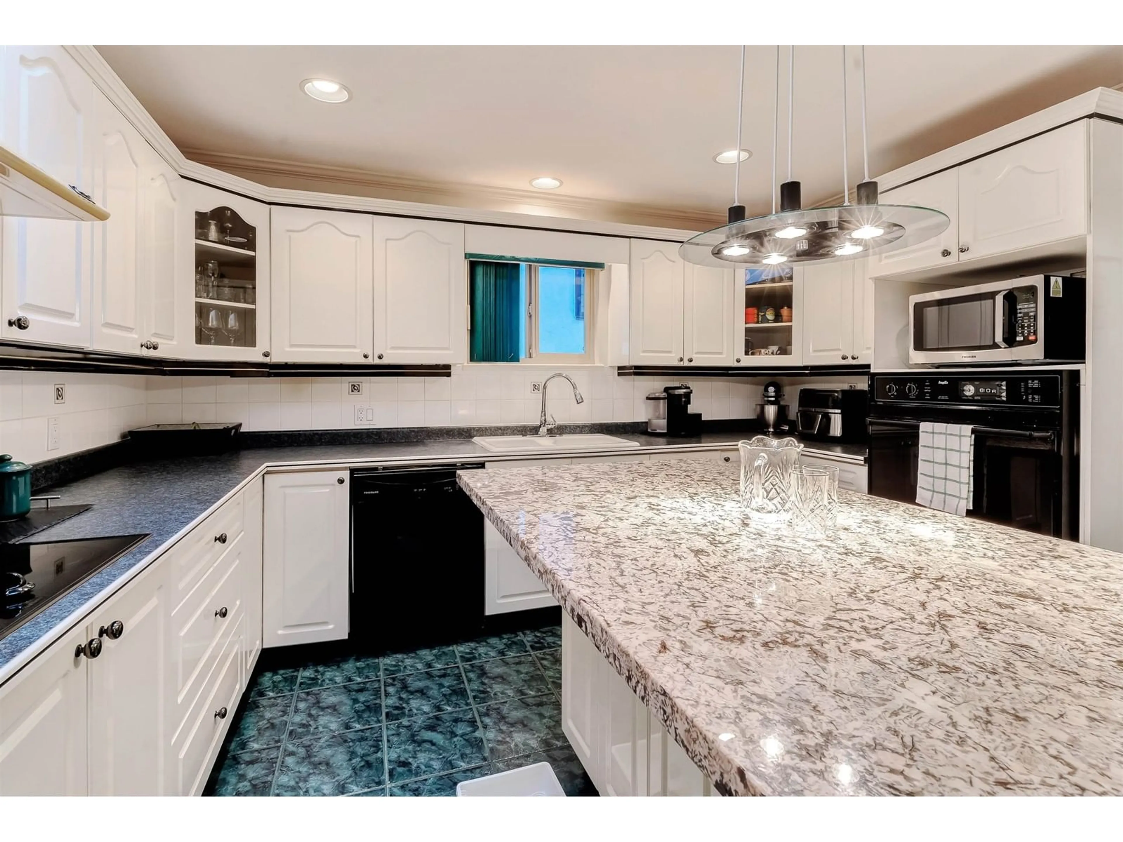 Open concept kitchen, ceramic/tile floor for 9860 123, Surrey British Columbia V3V4P1