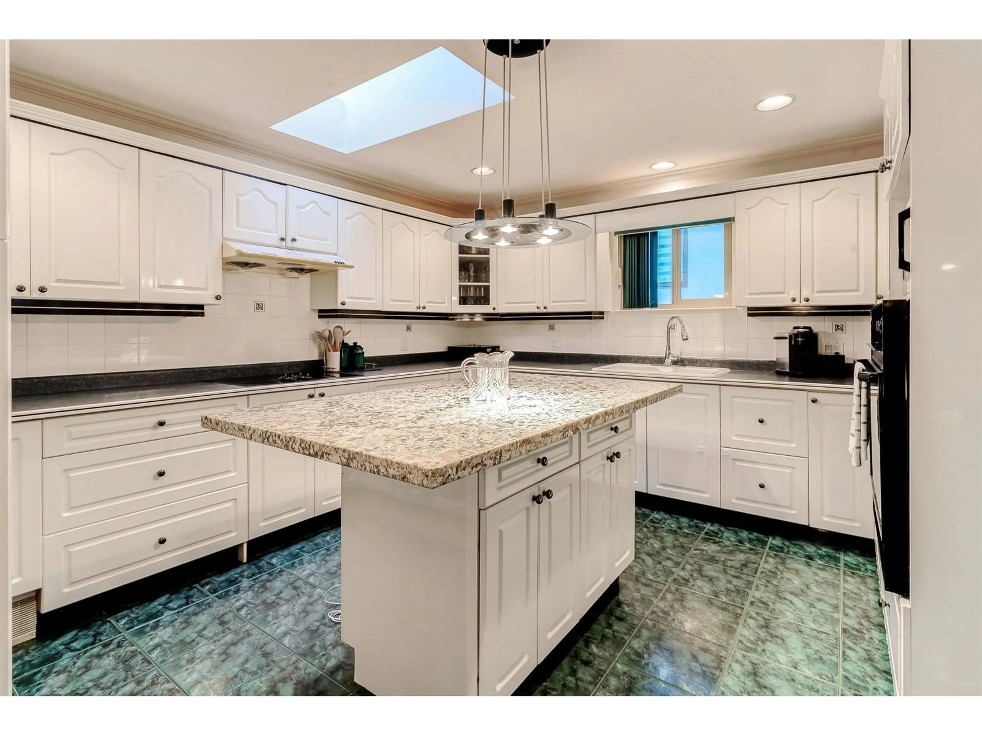 Open concept kitchen, ceramic/tile floor for 9860 123, Surrey British Columbia V3V4P1