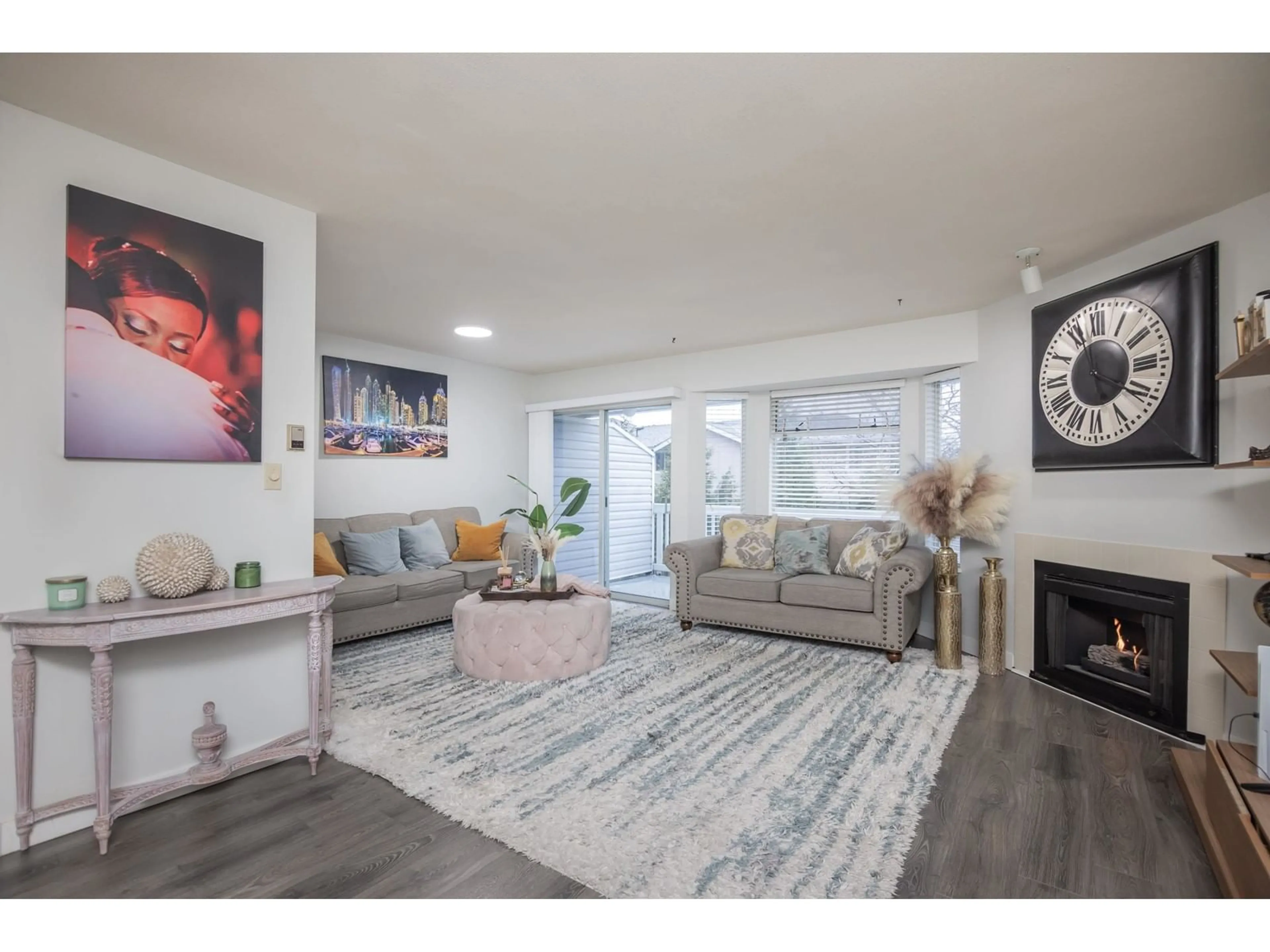 Living room with furniture, unknown for 11 - 15550 89, Surrey British Columbia V3R1N1