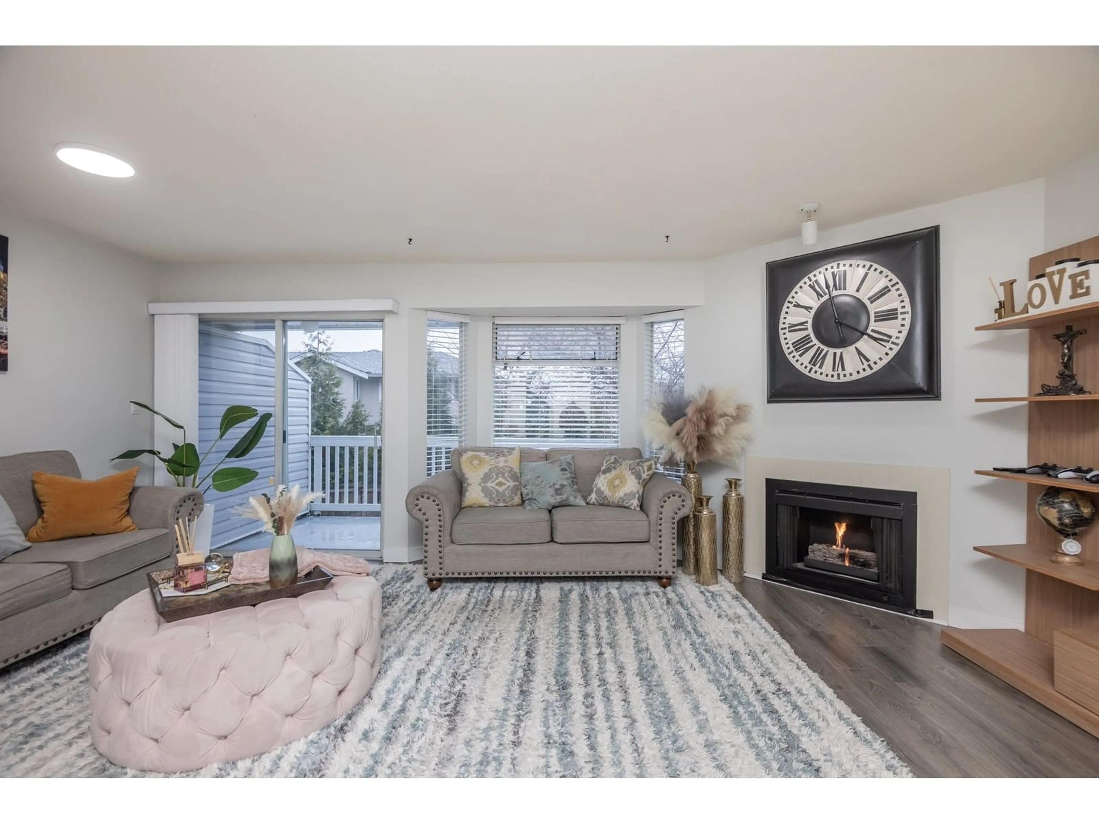 Living room with furniture, wood/laminate floor for 11 - 15550 89, Surrey British Columbia V3R1N1