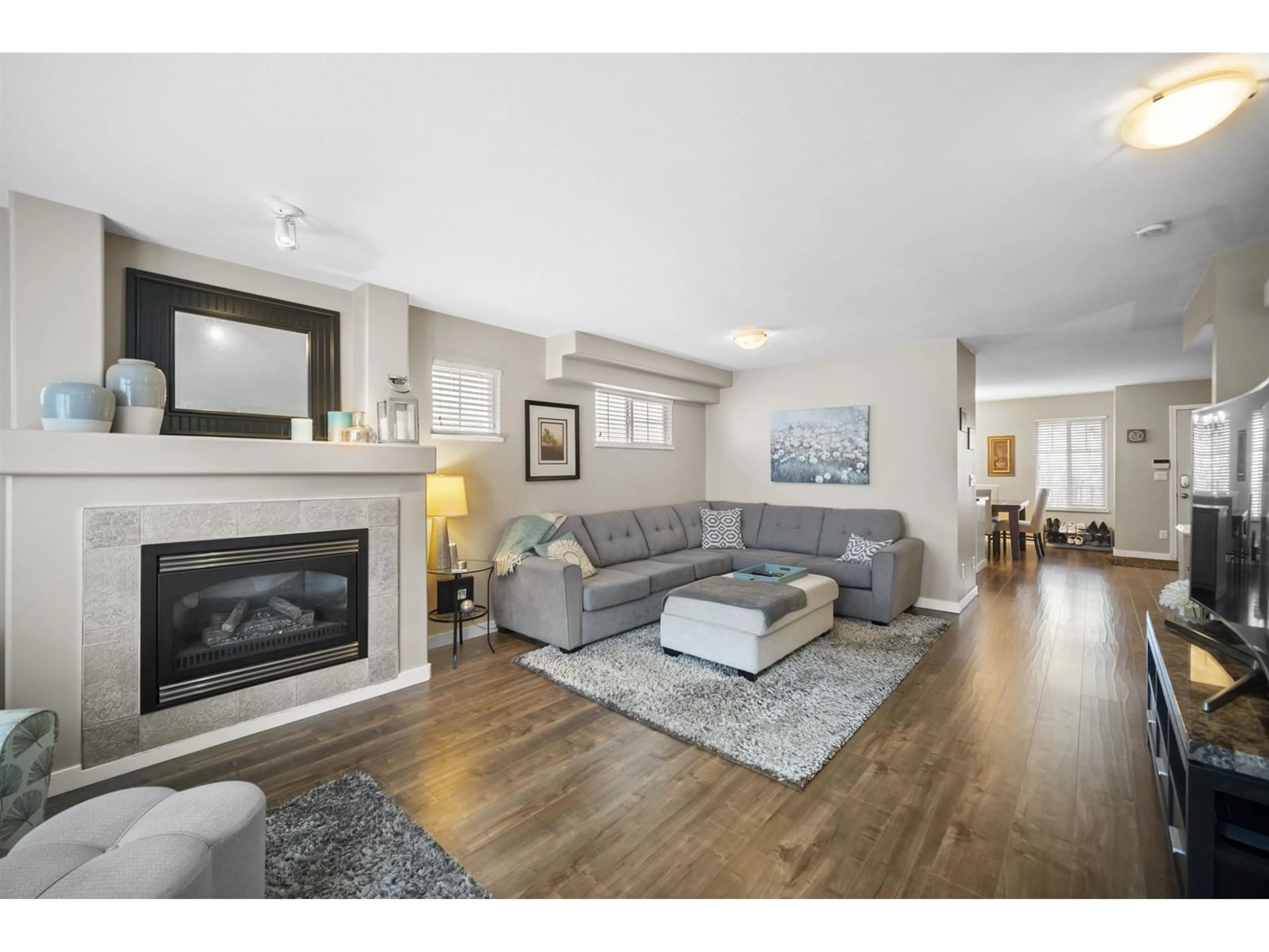 Living room with furniture, wood/laminate floor for 6 - 6533 121, Surrey British Columbia V3W1M5