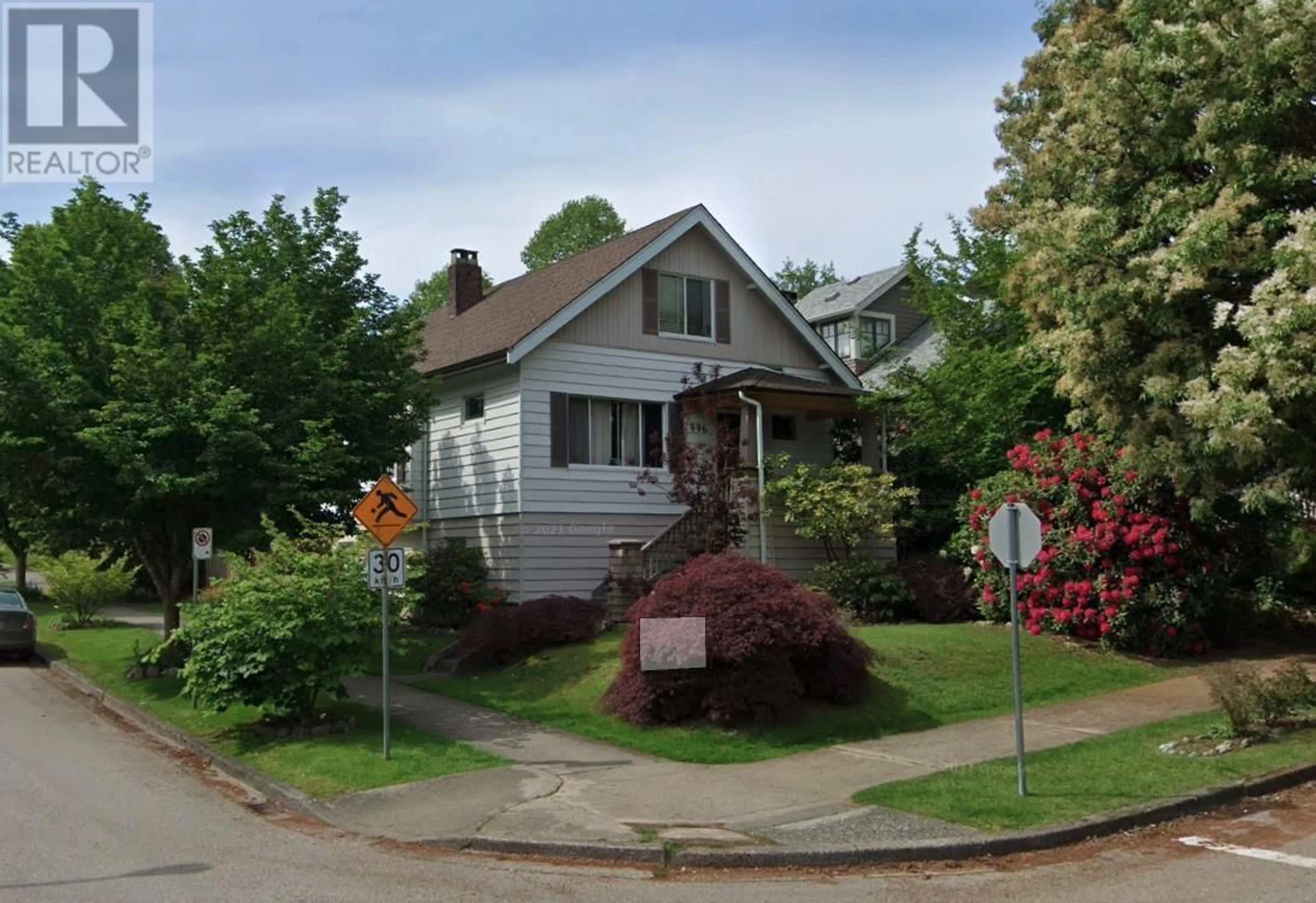 A pic from outside/outdoor area/front of a property/back of a property/a pic from drone, street for 996 23RD AVENUE, Vancouver British Columbia V5V1Y5