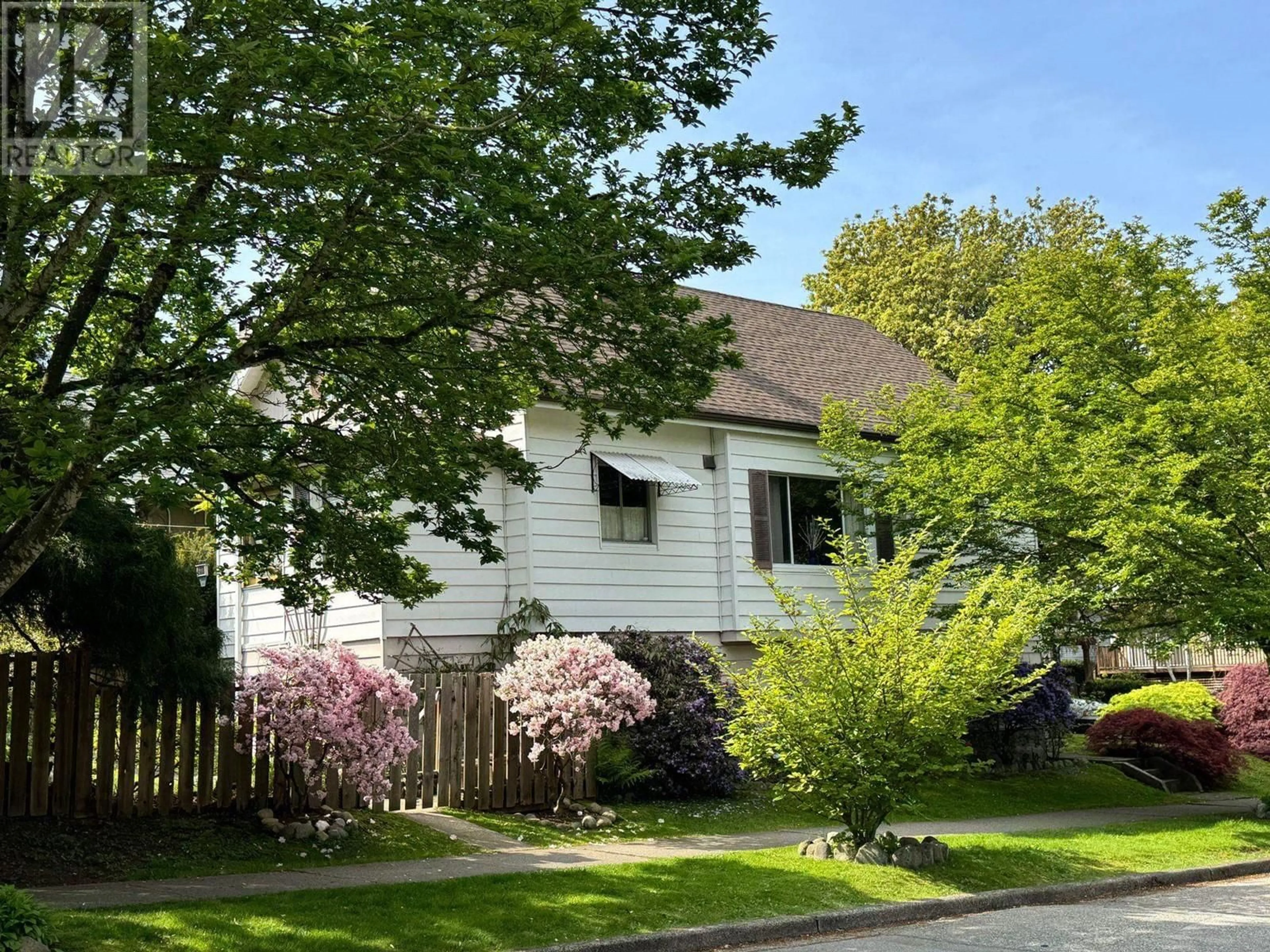 Home with vinyl exterior material, street for 996 23RD AVENUE, Vancouver British Columbia V5V1Y5
