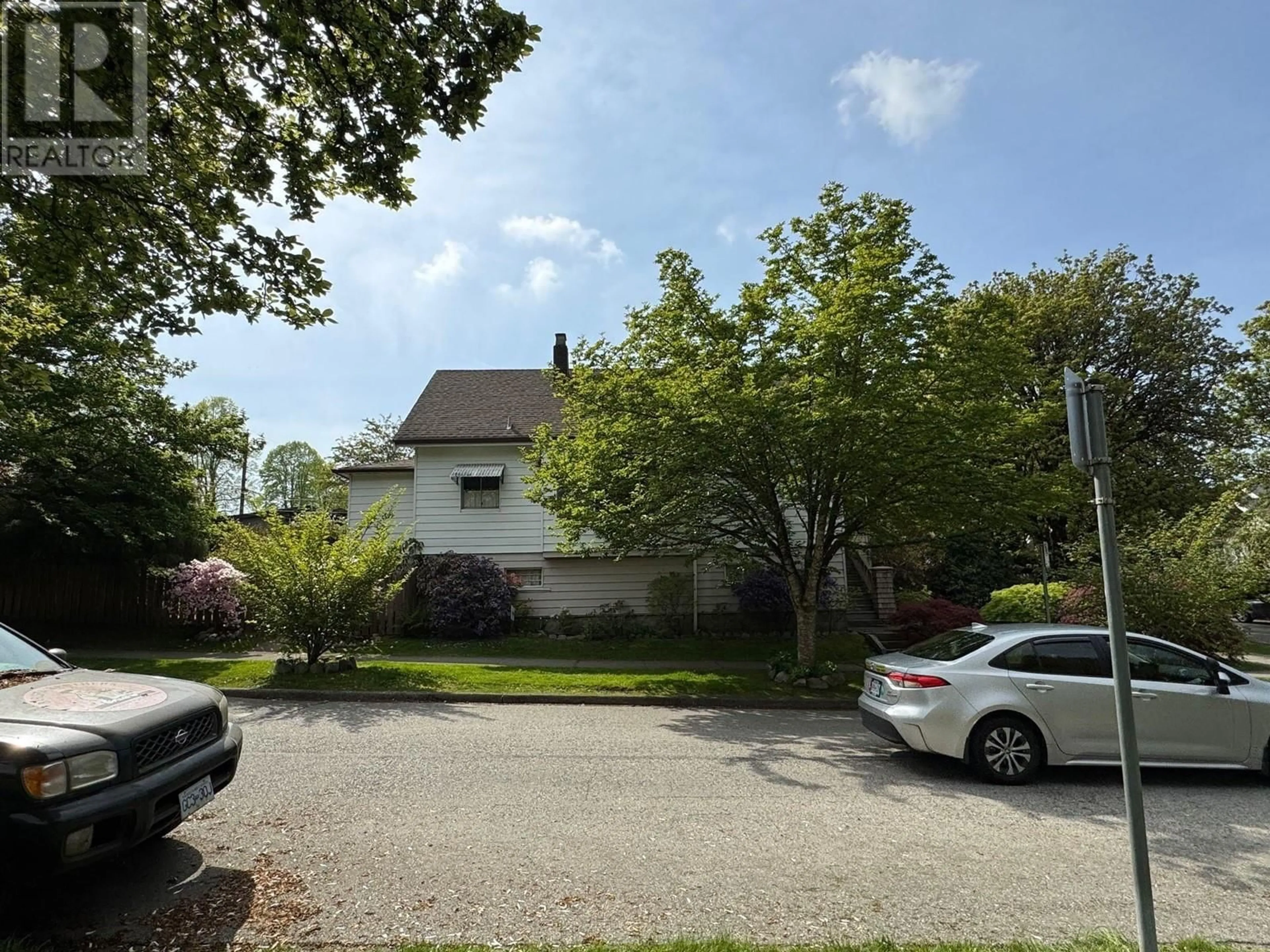A pic from outside/outdoor area/front of a property/back of a property/a pic from drone, street for 996 23RD AVENUE, Vancouver British Columbia V5V1Y5