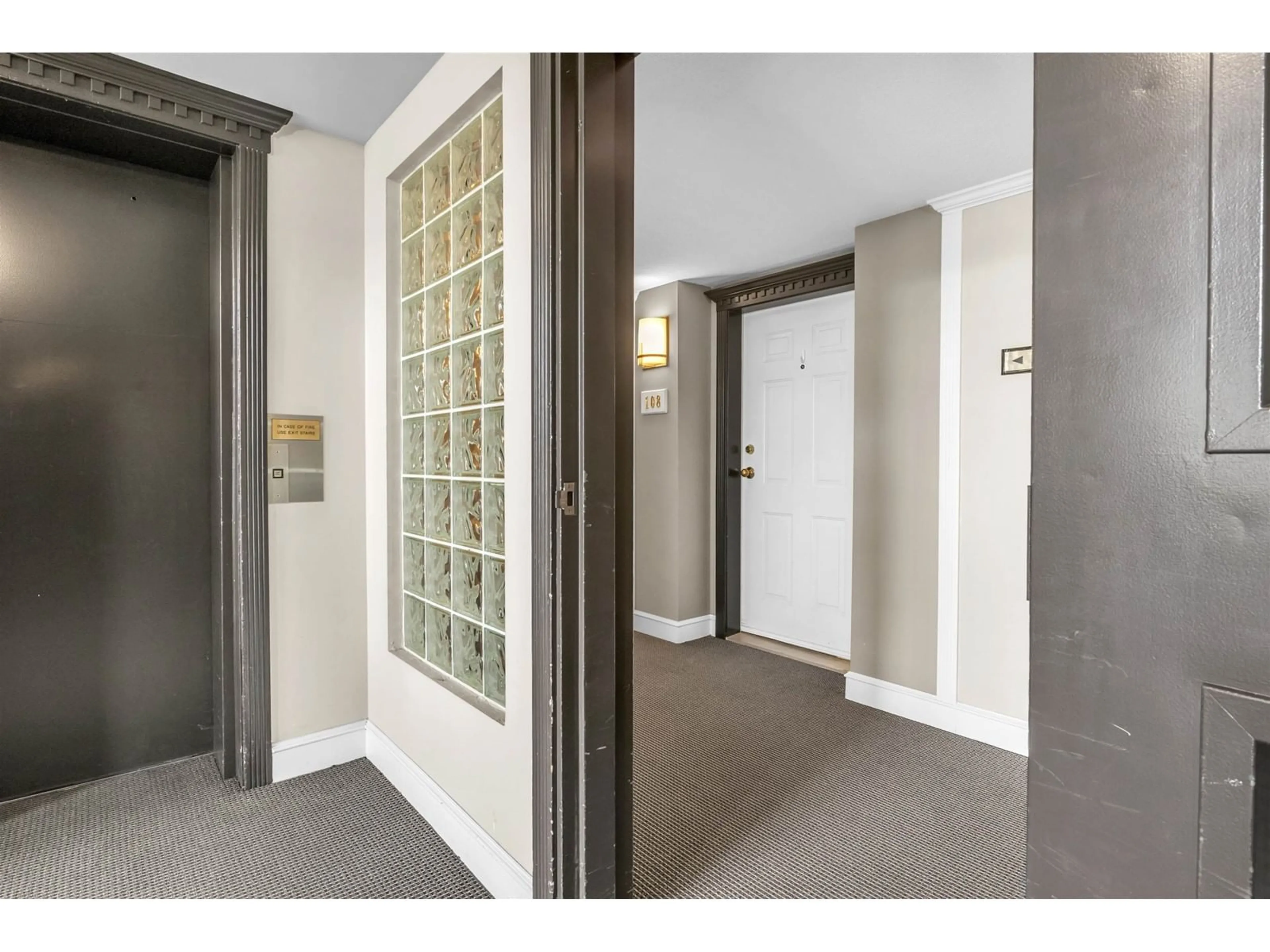 Indoor foyer for 108 - 32044 OLD YALE, Abbotsford British Columbia V2T2C9