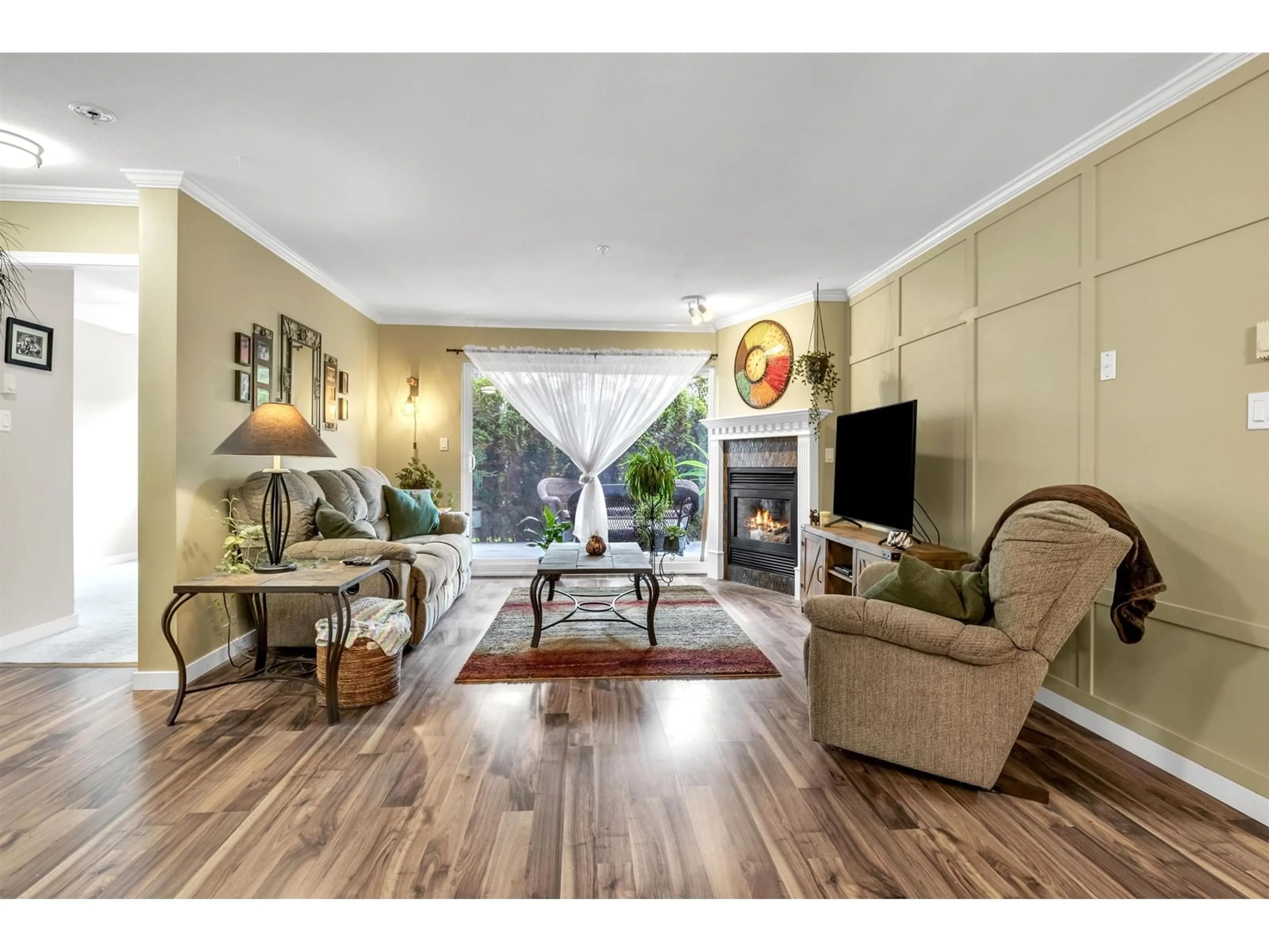 Living room with furniture, wood/laminate floor for 108 - 32044 OLD YALE, Abbotsford British Columbia V2T2C9
