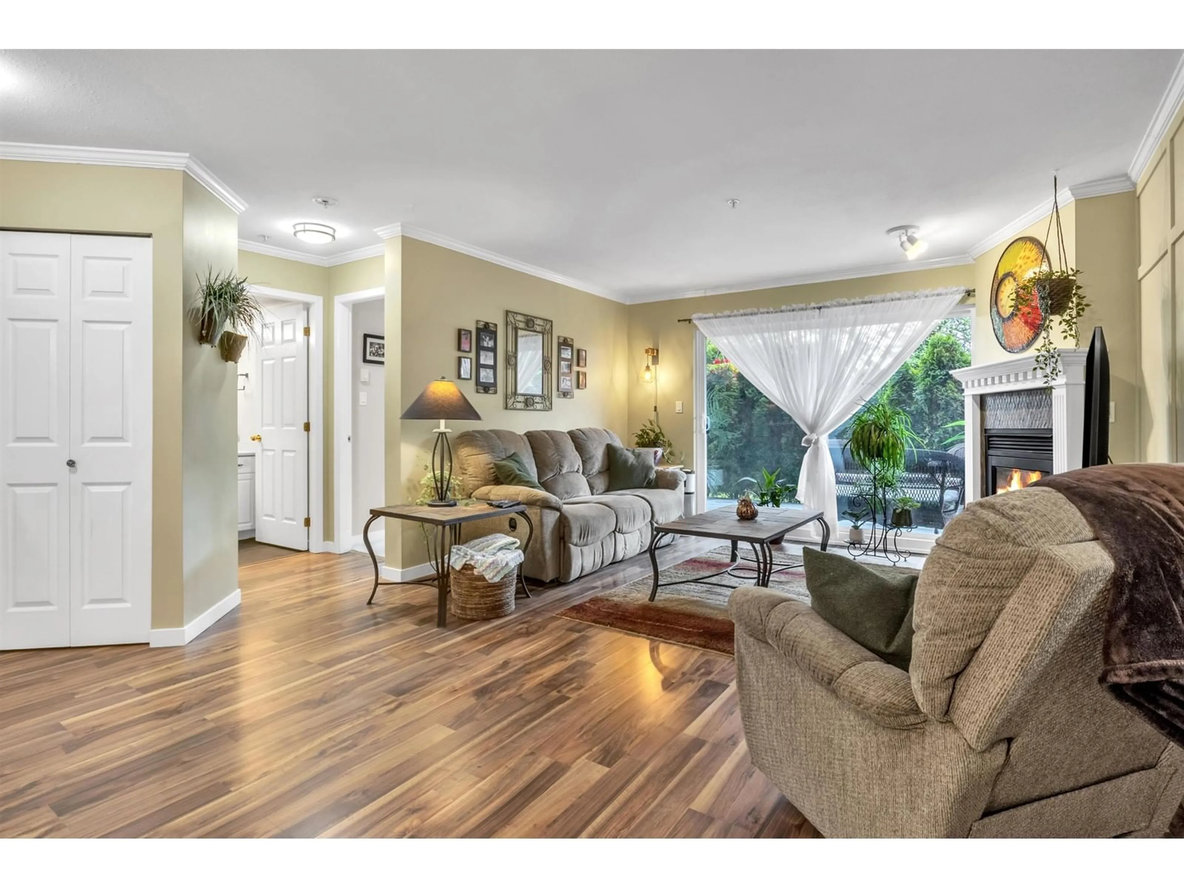Living room with furniture, wood/laminate floor for 108 - 32044 OLD YALE, Abbotsford British Columbia V2T2C9