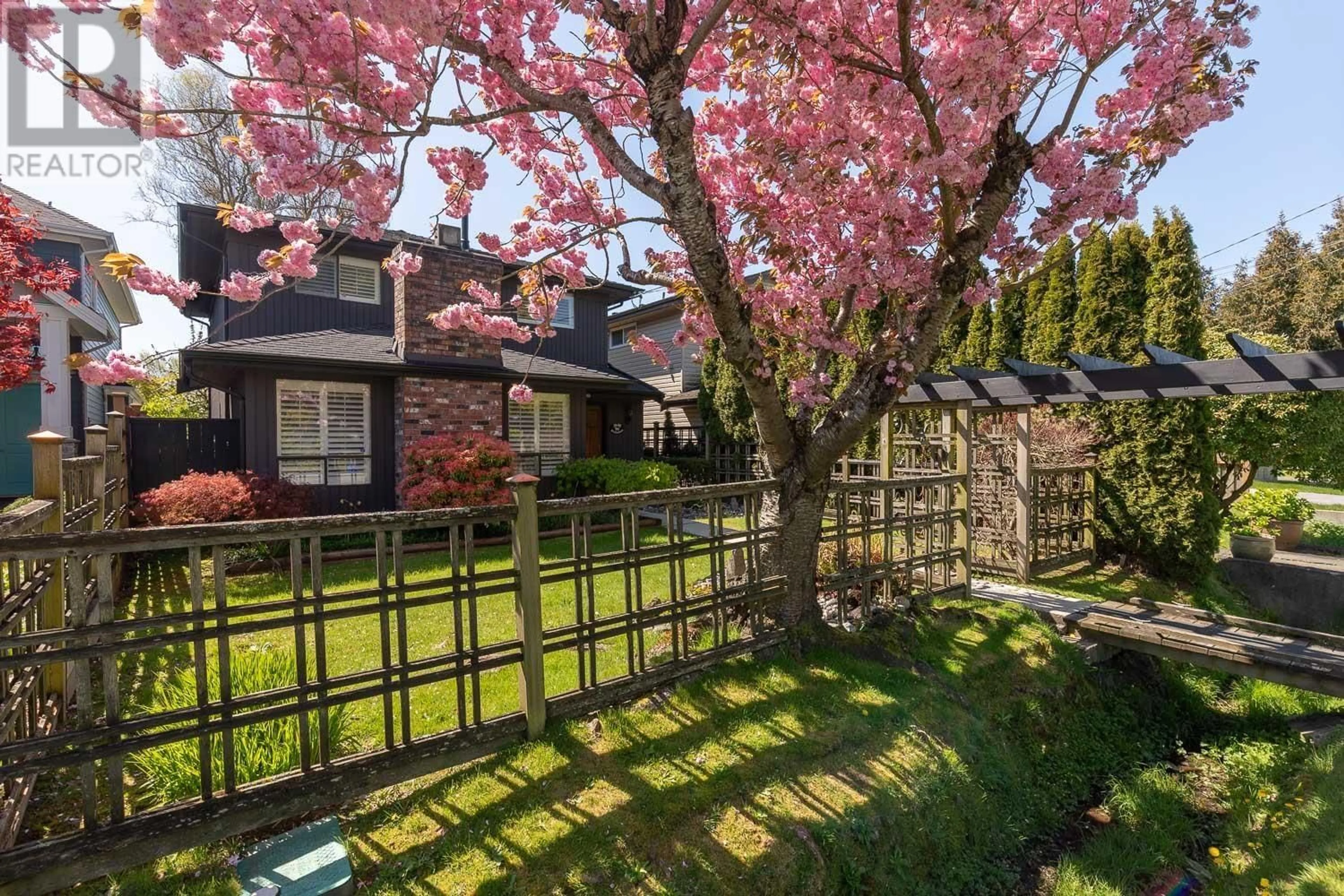 A pic from outside/outdoor area/front of a property/back of a property/a pic from drone, street for 3640 RICHMOND STREET, Richmond British Columbia V7E2W4