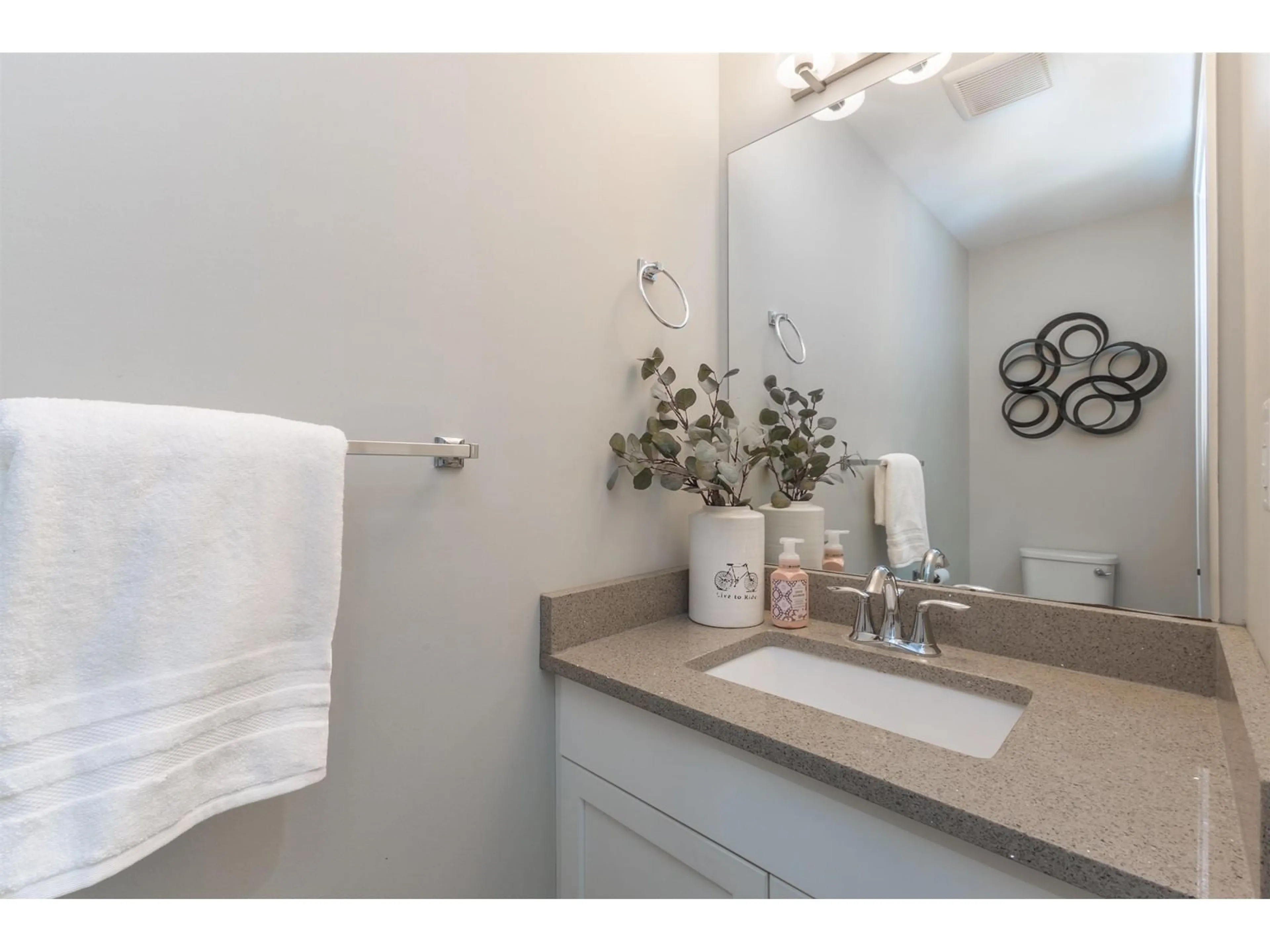 Standard bathroom, ceramic/tile floor for 45 - 47042 MACFARLANE PLACE, Chilliwack British Columbia V2R0P3