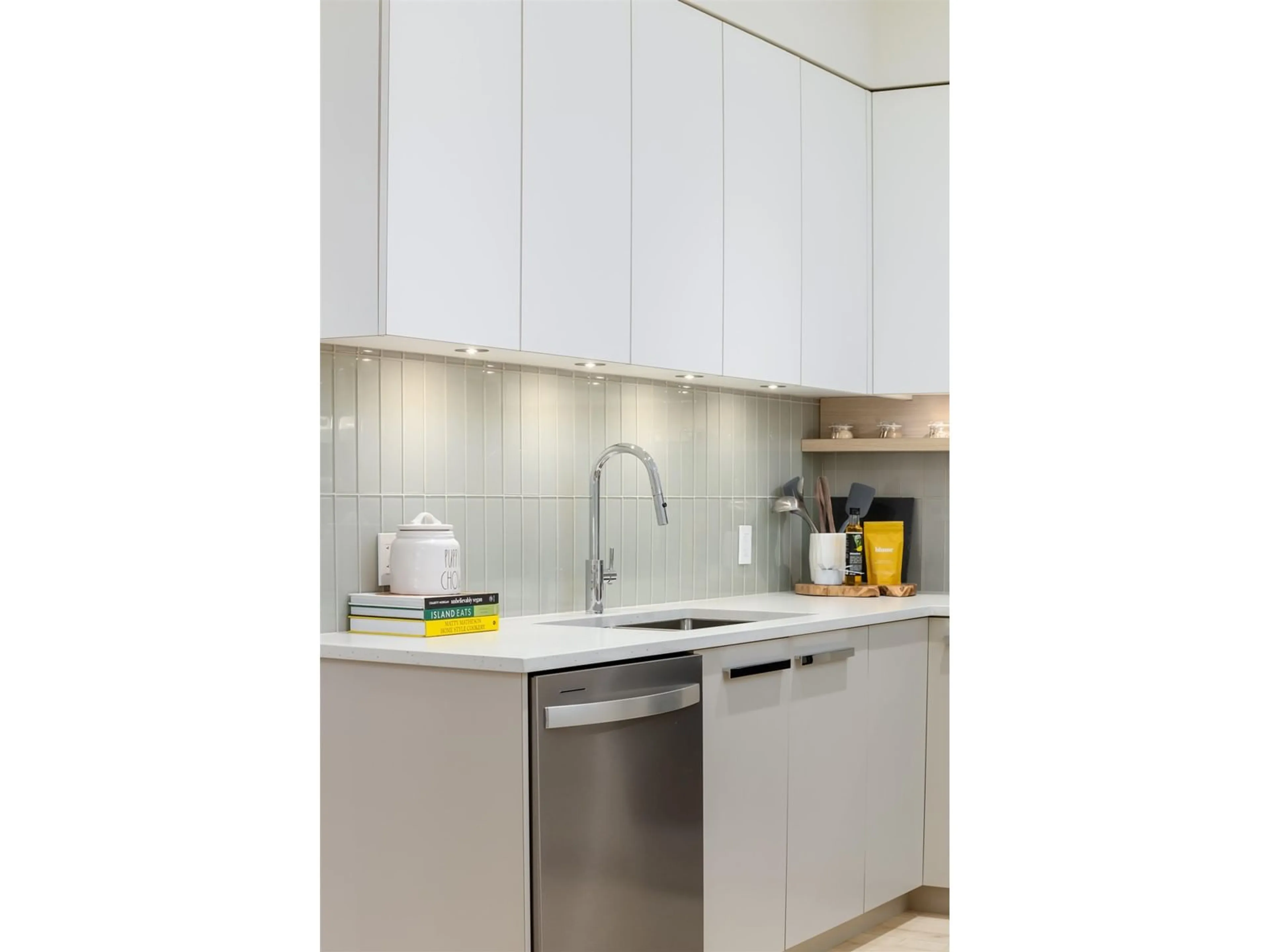 Standard kitchen, unknown for 419 - 13777 75A, Surrey British Columbia V0V0V0