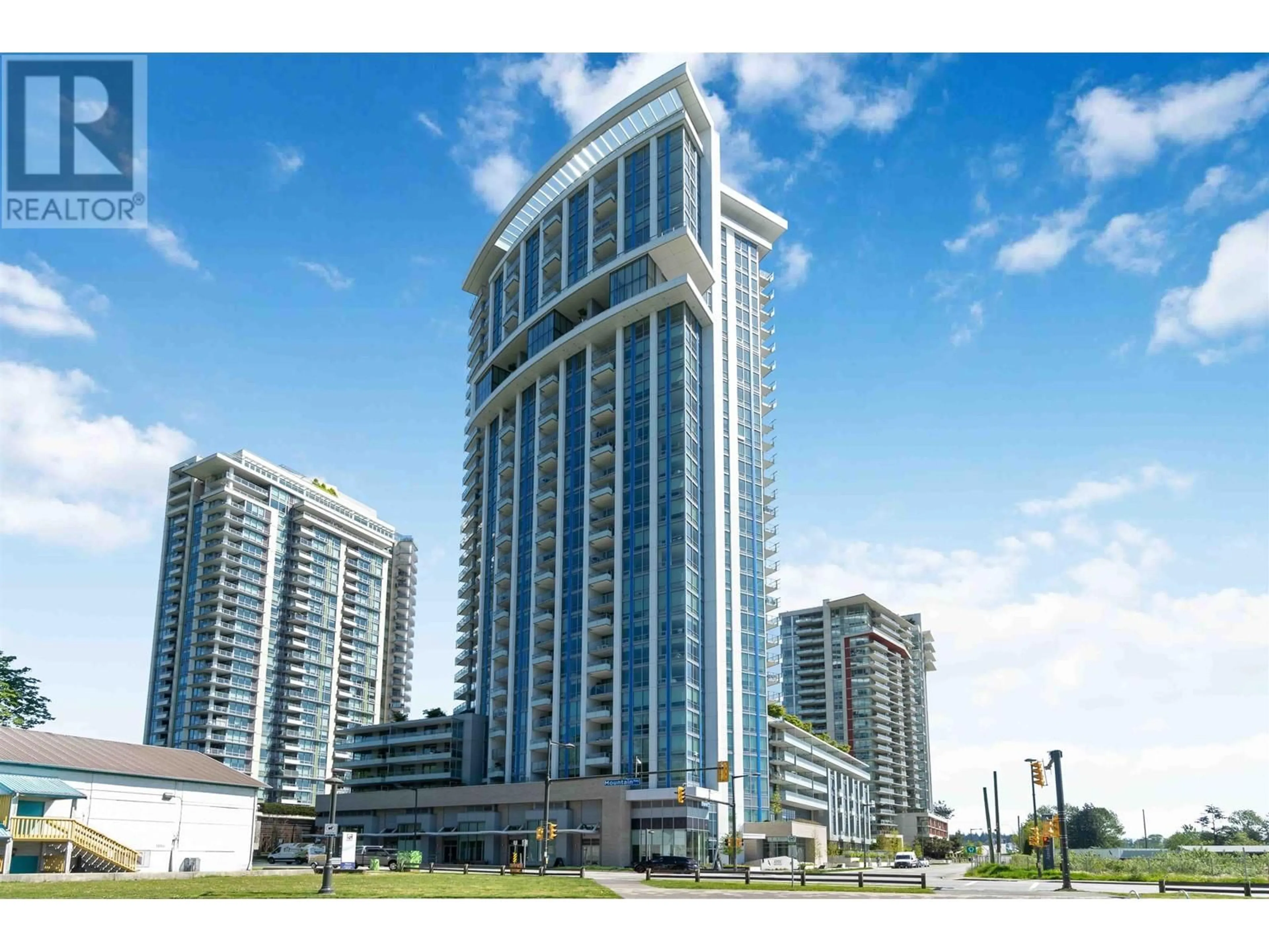 Indoor foyer for 605 - 1500 FERN STREET, North Vancouver British Columbia V7J0E6