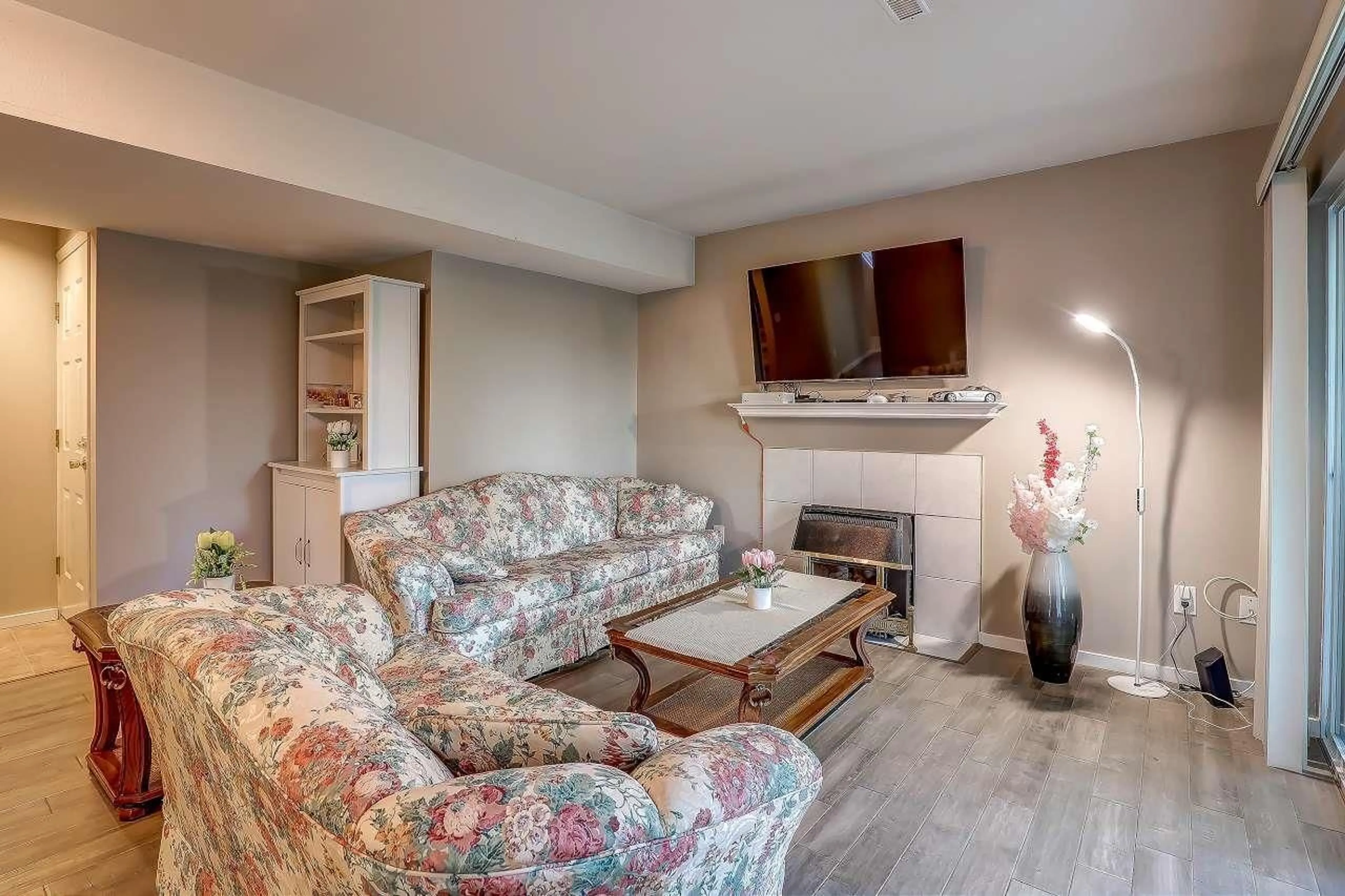Living room with furniture, unknown for 4 - 32311 MCRAE, Mission British Columbia V2V4X7
