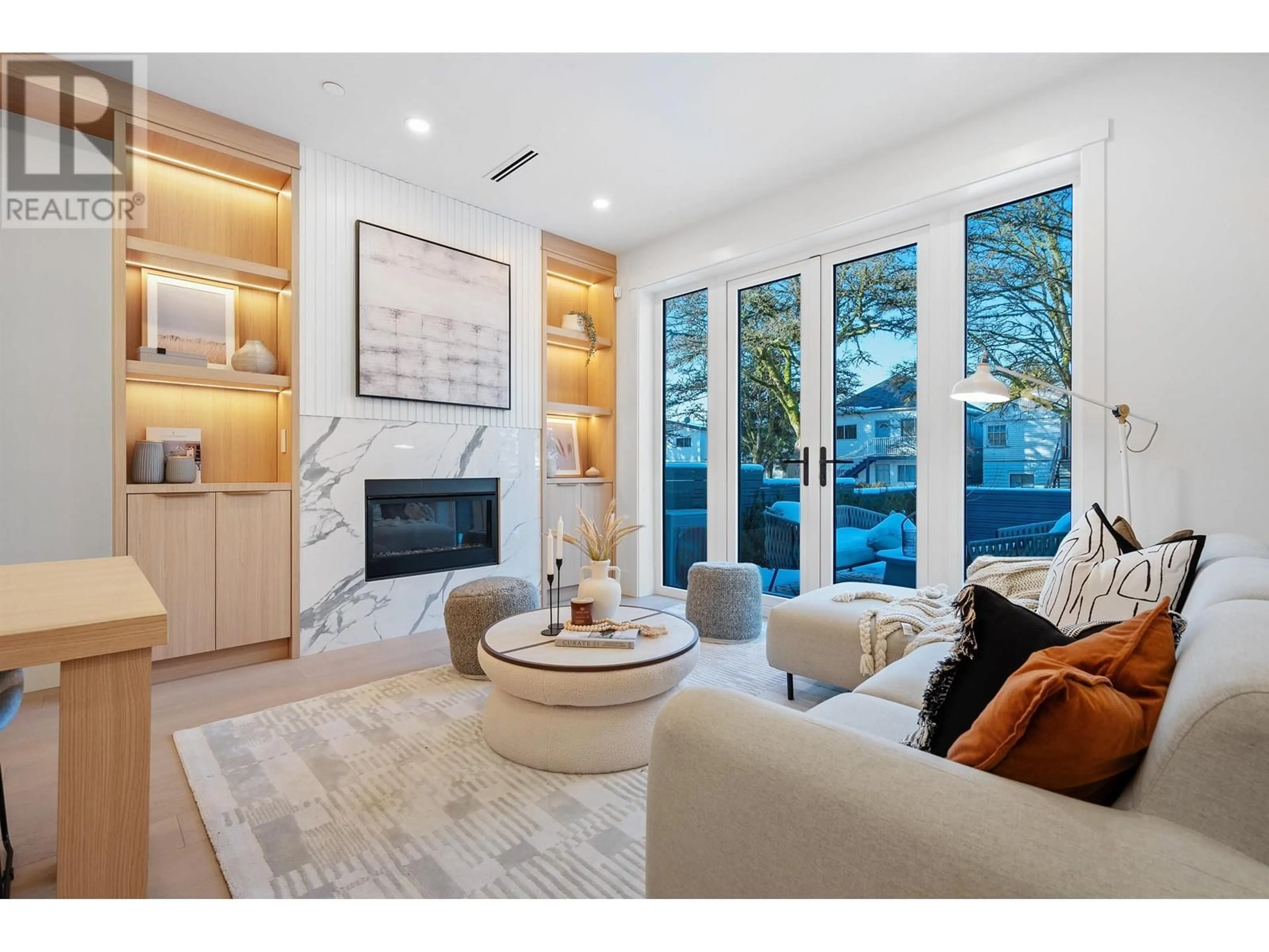 Living room with furniture, unknown for 1 - 462 19TH AVENUE, Vancouver British Columbia V5V1J7