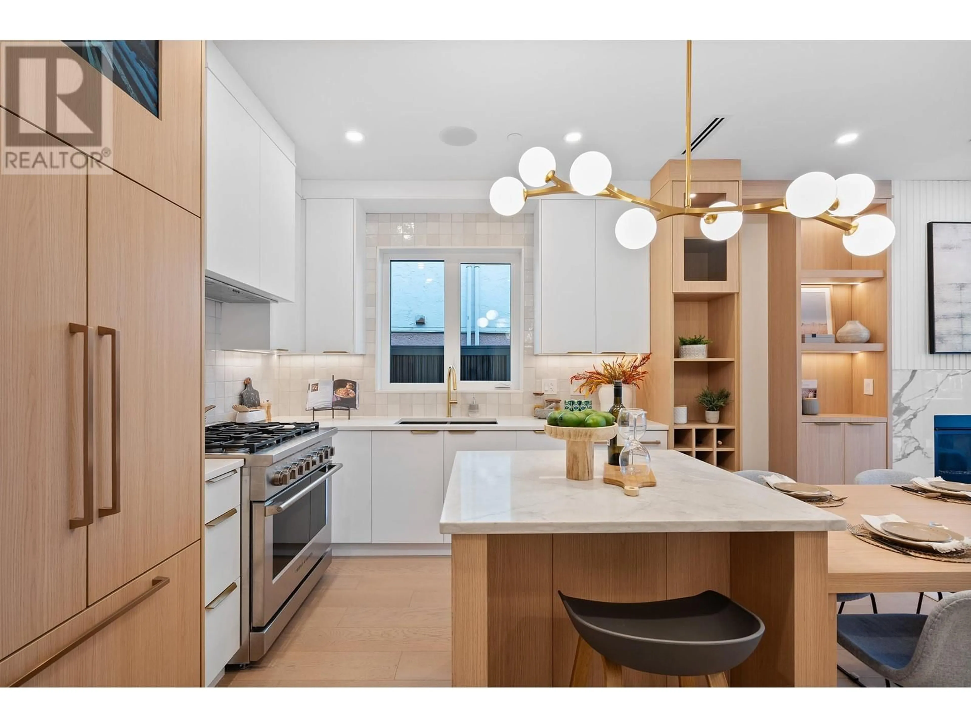 Contemporary kitchen, unknown for 1 - 462 19TH AVENUE, Vancouver British Columbia V5V1J7