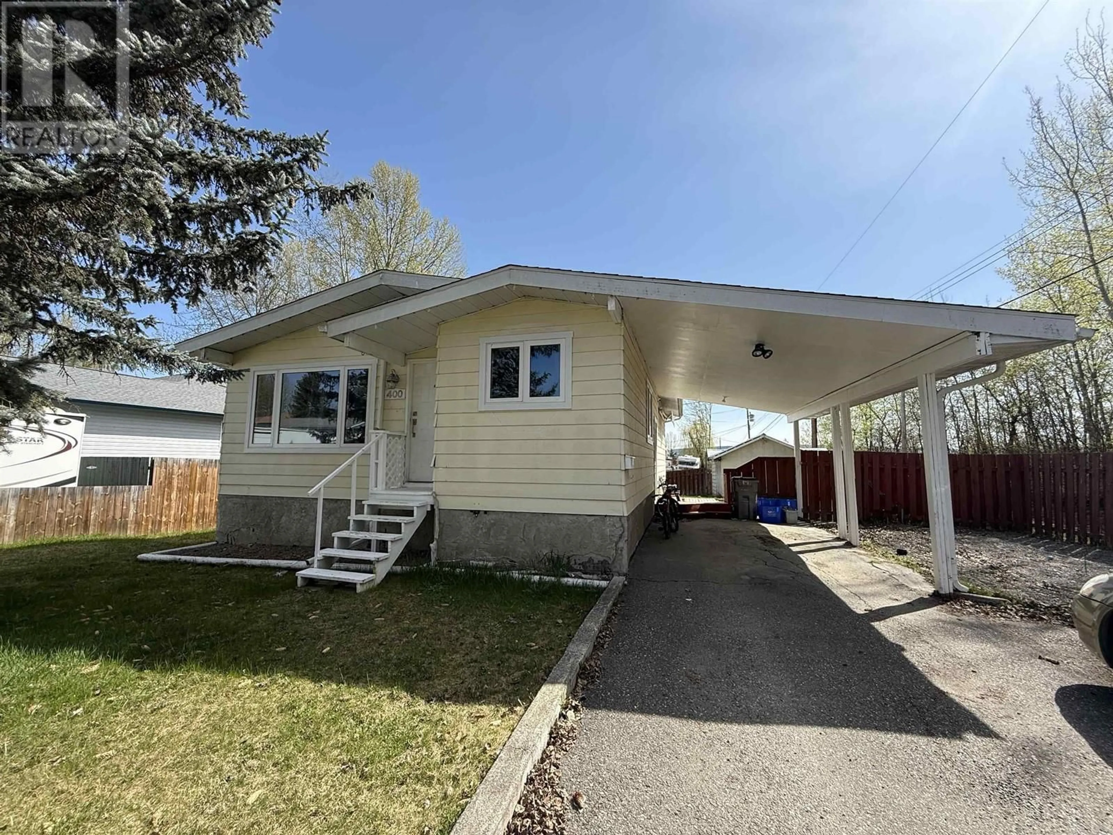 Home with vinyl exterior material, street for 400 PIERCE CRESCENT, Quesnel British Columbia V2J5K1