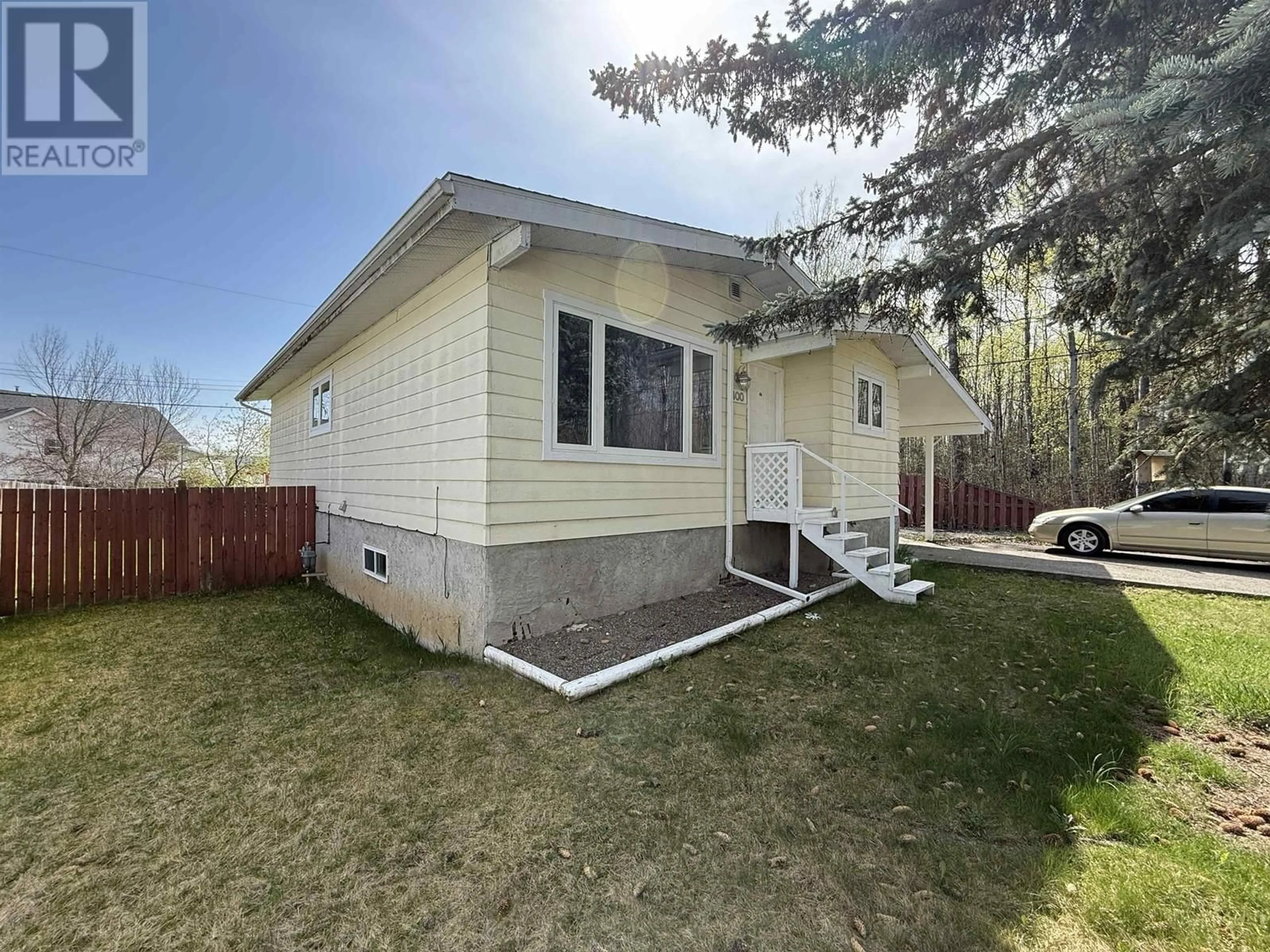 Home with vinyl exterior material, street for 400 PIERCE CRESCENT, Quesnel British Columbia V2J5K1