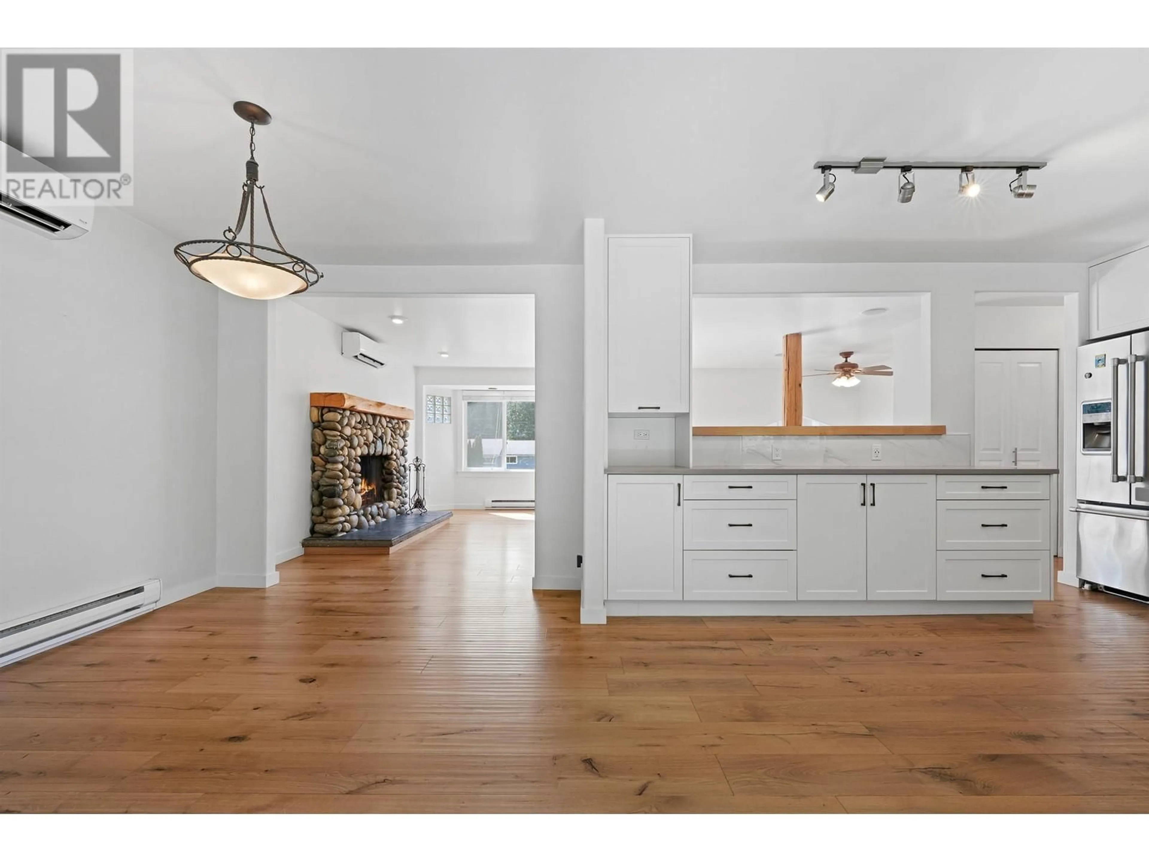 Open concept kitchen, wood/laminate floor for 2585 THE BOULEVARD, Squamish British Columbia V0N1T0