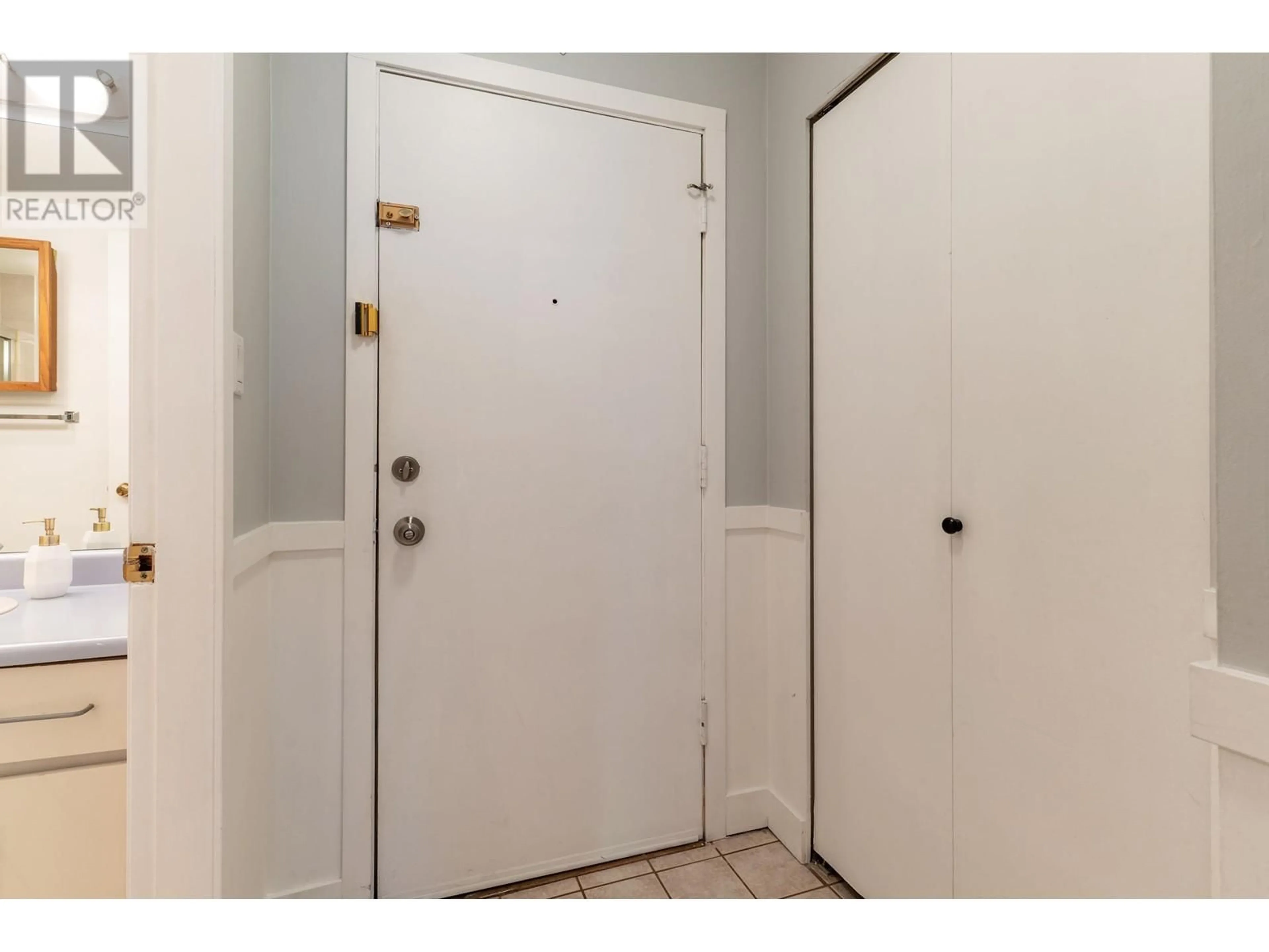 Indoor entryway for 105 - 22222 119 AVENUE, Maple Ridge British Columbia V2X2Y9