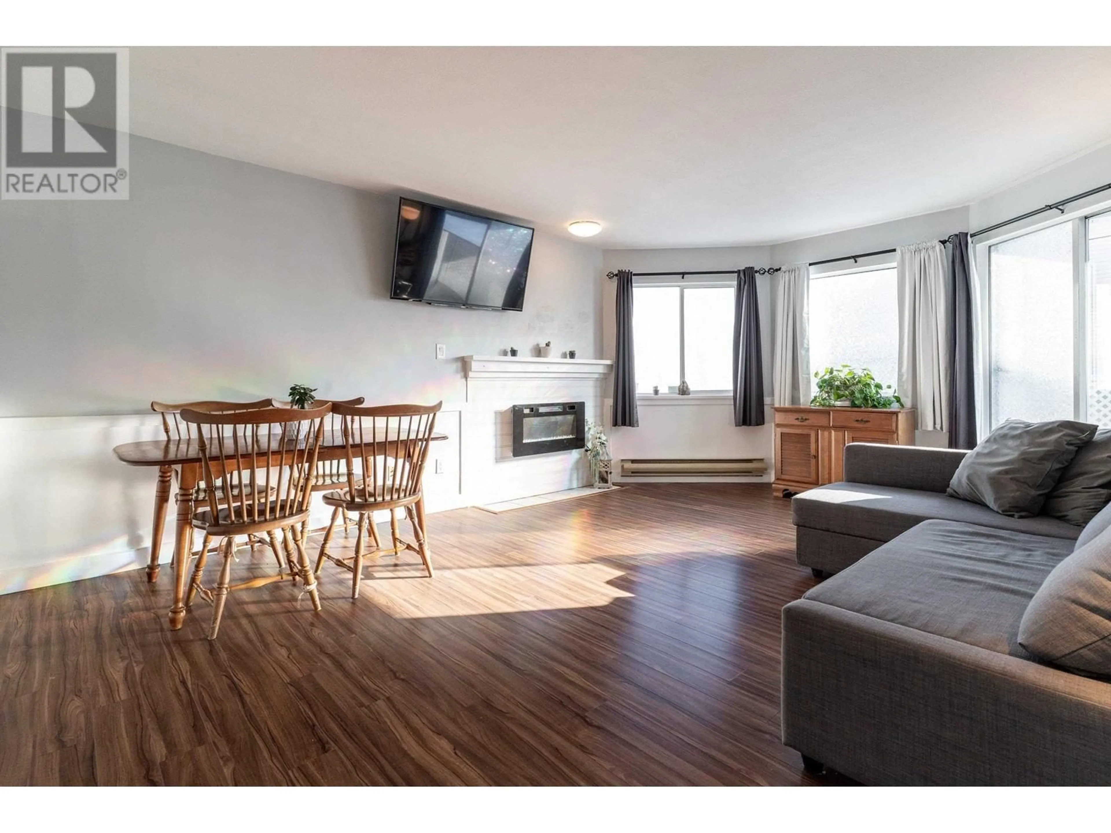Living room with furniture, wood/laminate floor for 105 - 22222 119 AVENUE, Maple Ridge British Columbia V2X2Y9