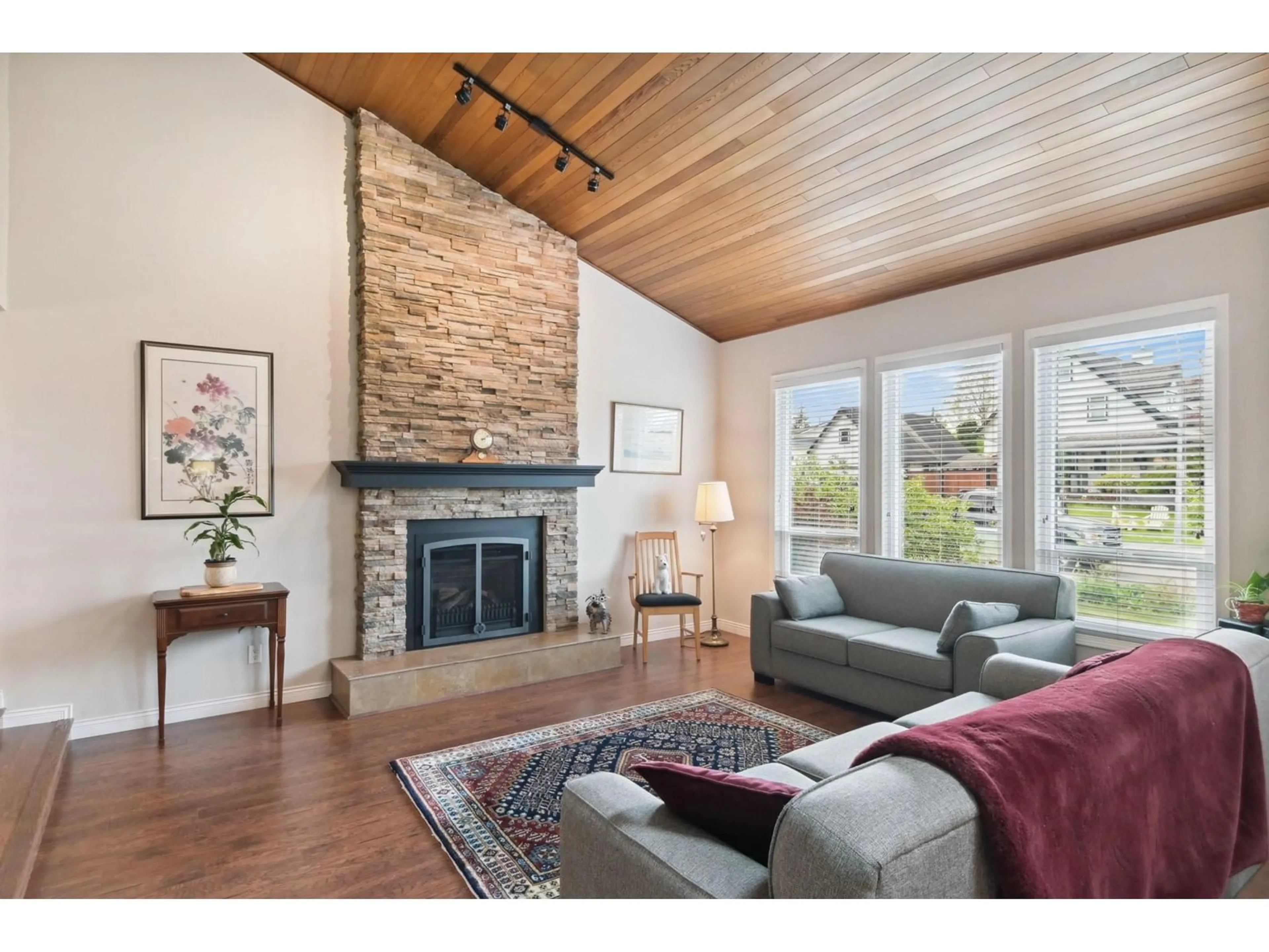 Living room with furniture, wood/laminate floor for 9306 214B, Langley British Columbia V1M1R3