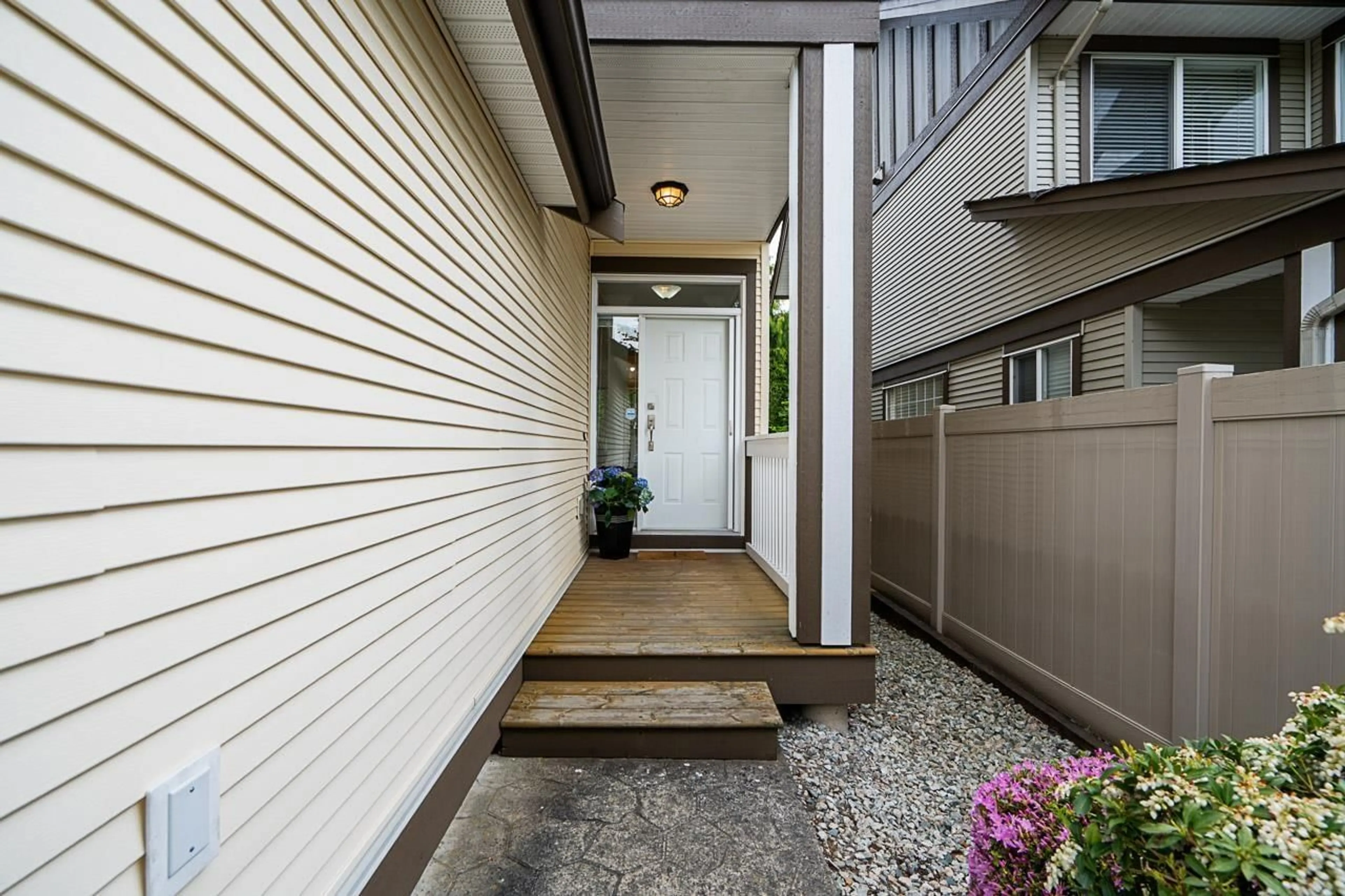 Indoor entryway for 8268 158, Surrey British Columbia V4N0R5