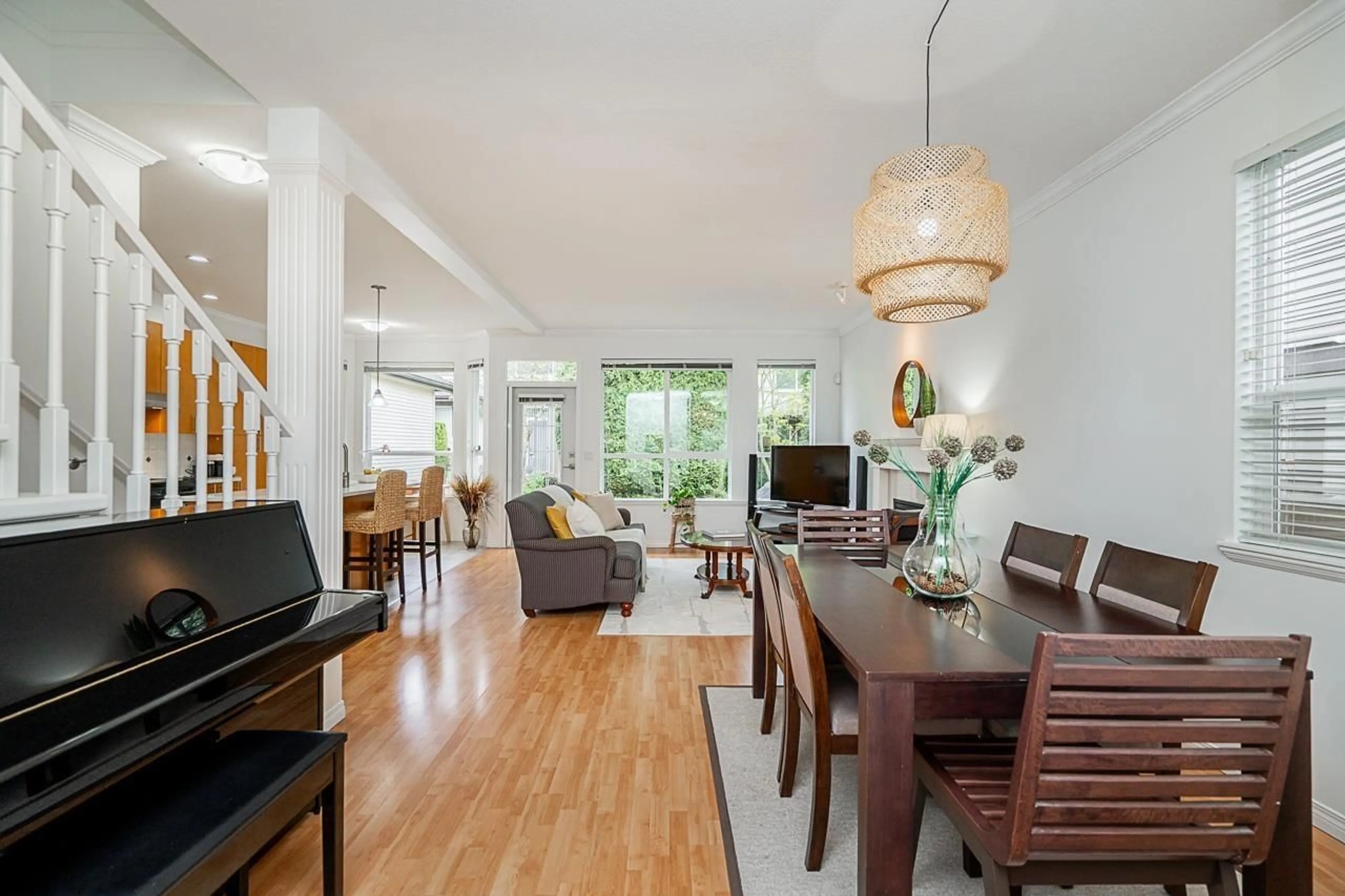 Living room with furniture, wood/laminate floor for 8268 158, Surrey British Columbia V4N0R5