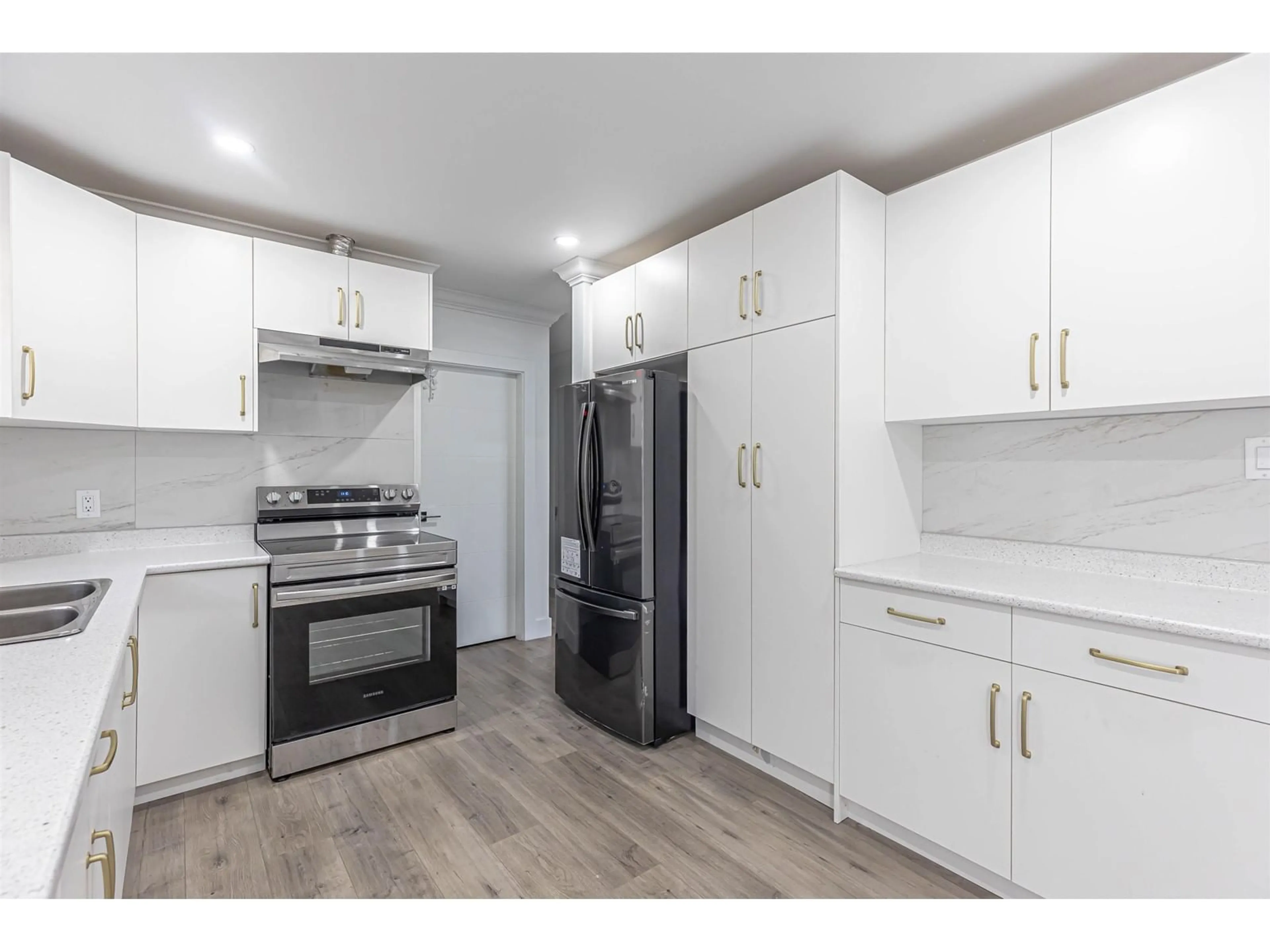 Standard kitchen, wood/laminate floor for 16373 15, Surrey British Columbia V4A1L4
