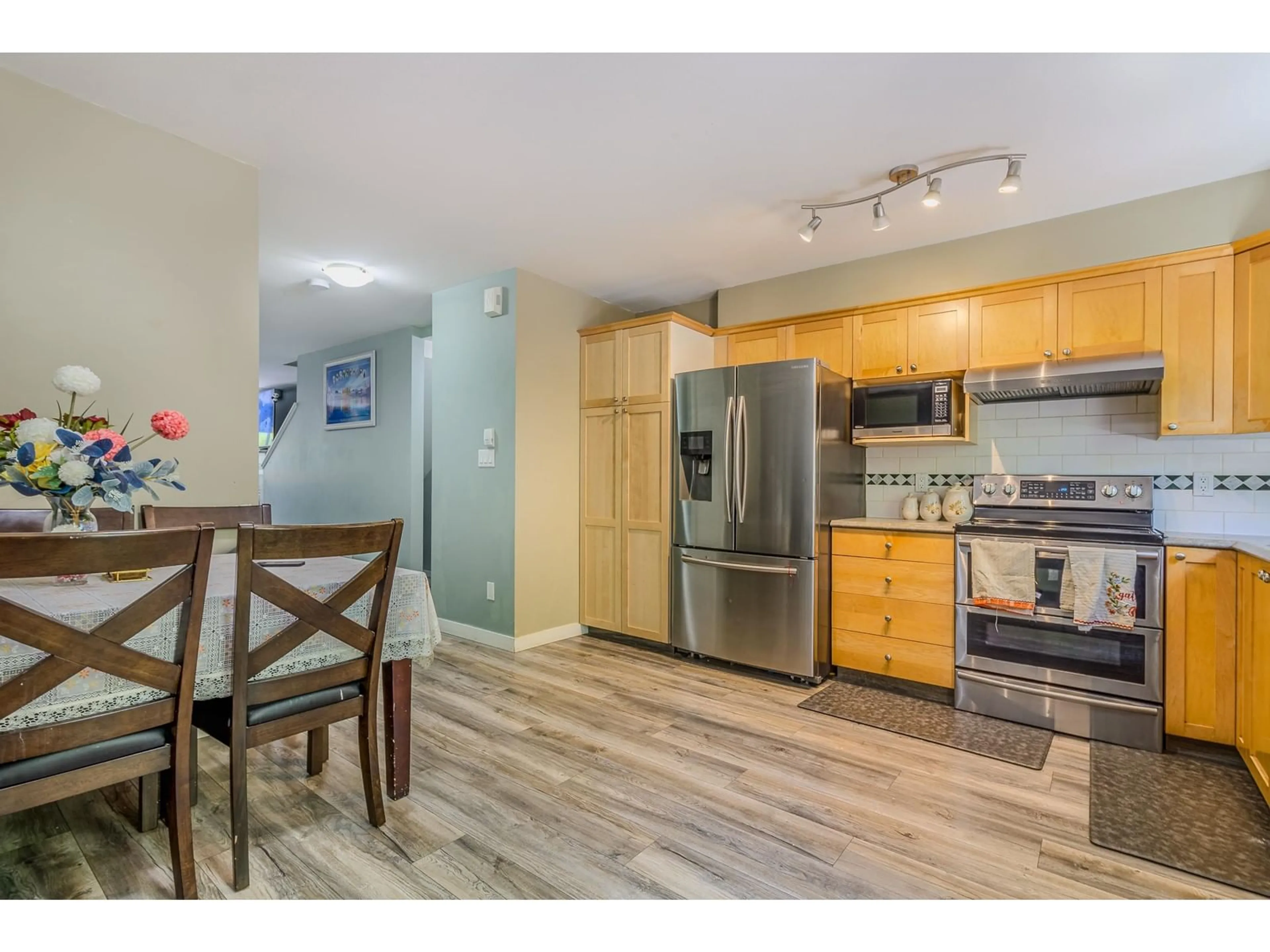 Open concept kitchen, wood/laminate floor for 27 - 12738 66, Surrey British Columbia V3W1P3