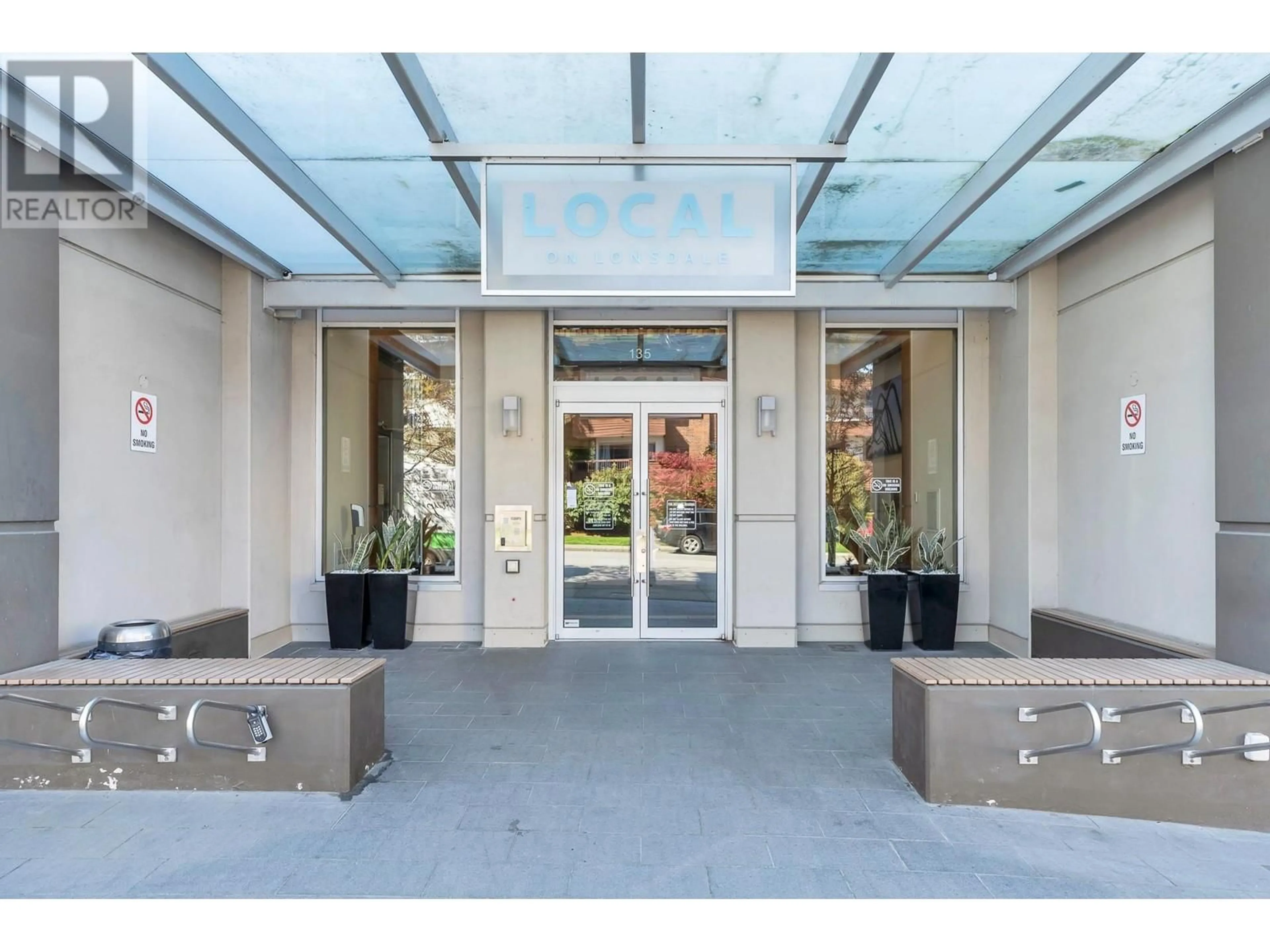 Indoor foyer for 704 - 135 17TH STREET, North Vancouver British Columbia V7L0C4