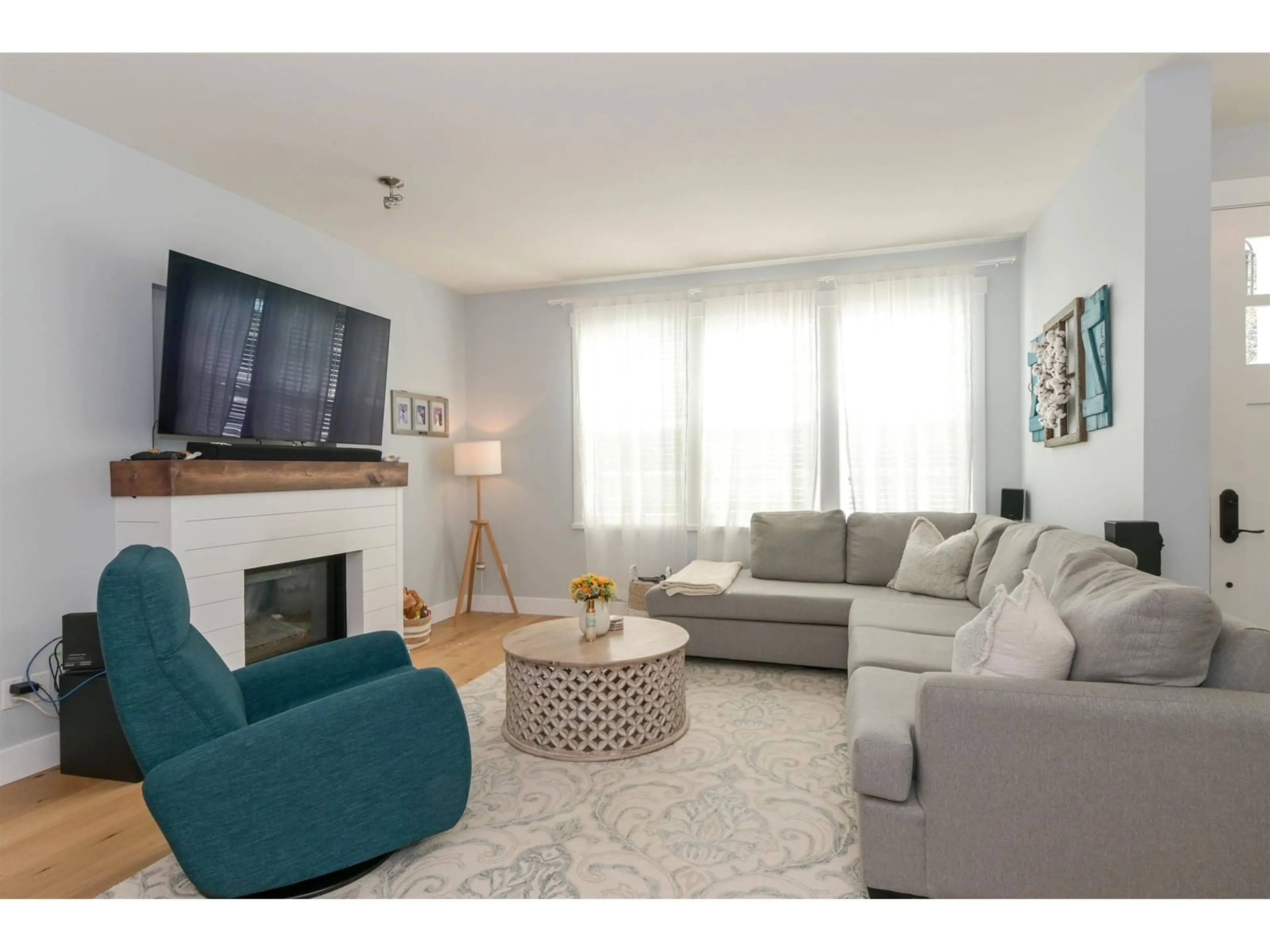 Living room with furniture, unknown for 7355 192A, Surrey British Columbia V4N5Y4
