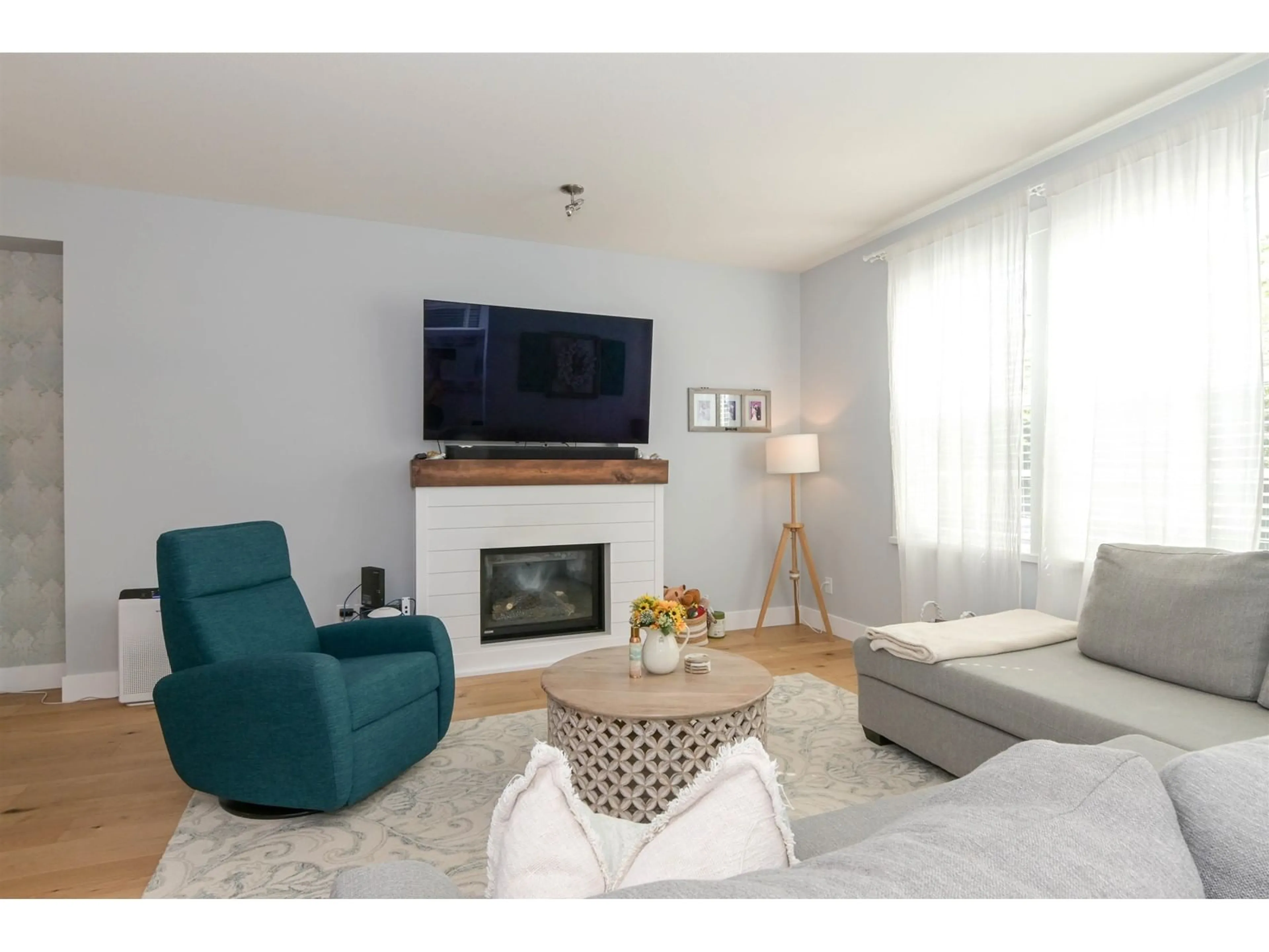 Living room with furniture, wood/laminate floor for 7355 192A, Surrey British Columbia V4N5Y4