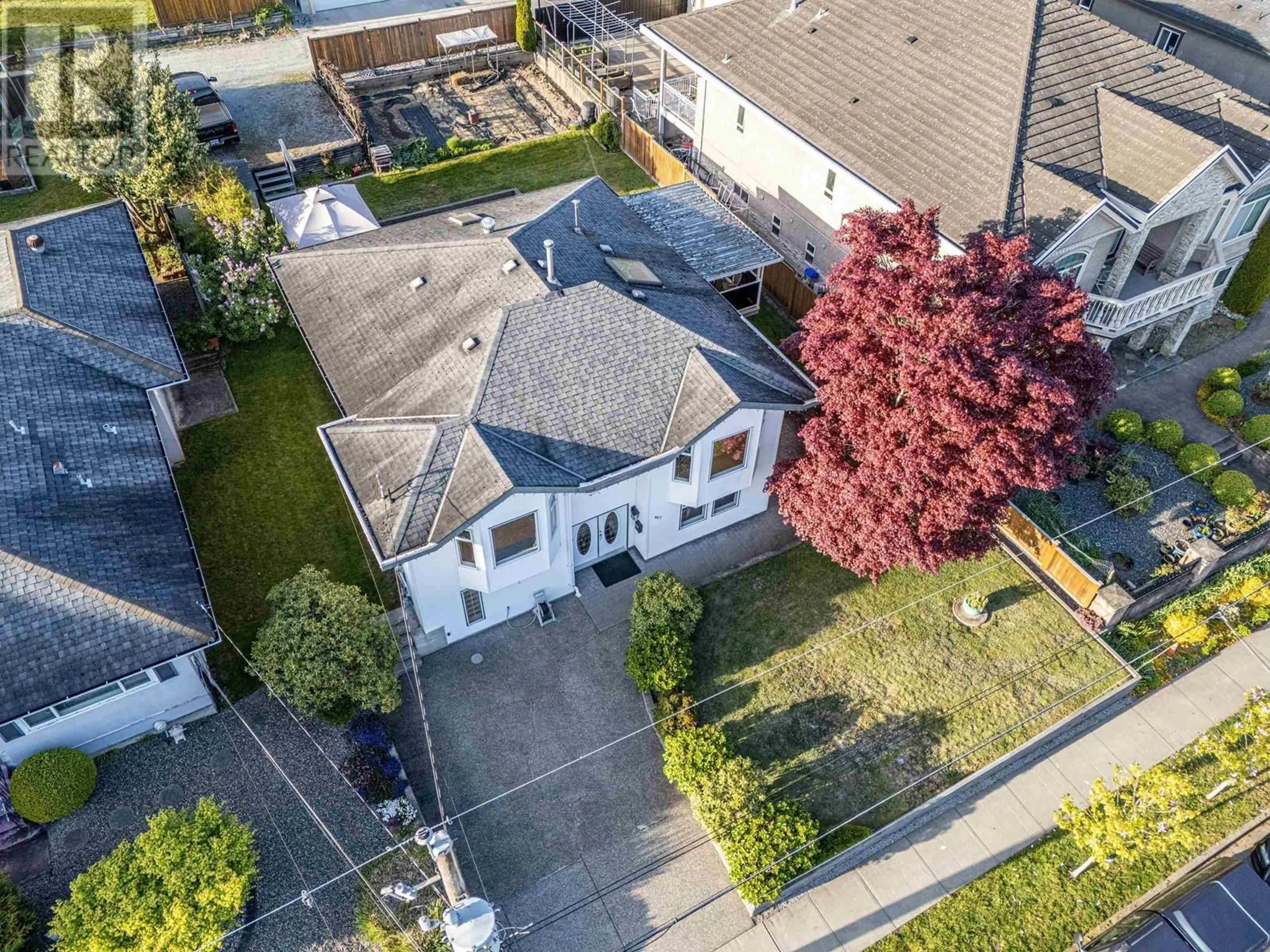 A pic from outside/outdoor area/front of a property/back of a property/a pic from drone, street for 957 STEWART AVENUE, Coquitlam British Columbia V3K2N5
