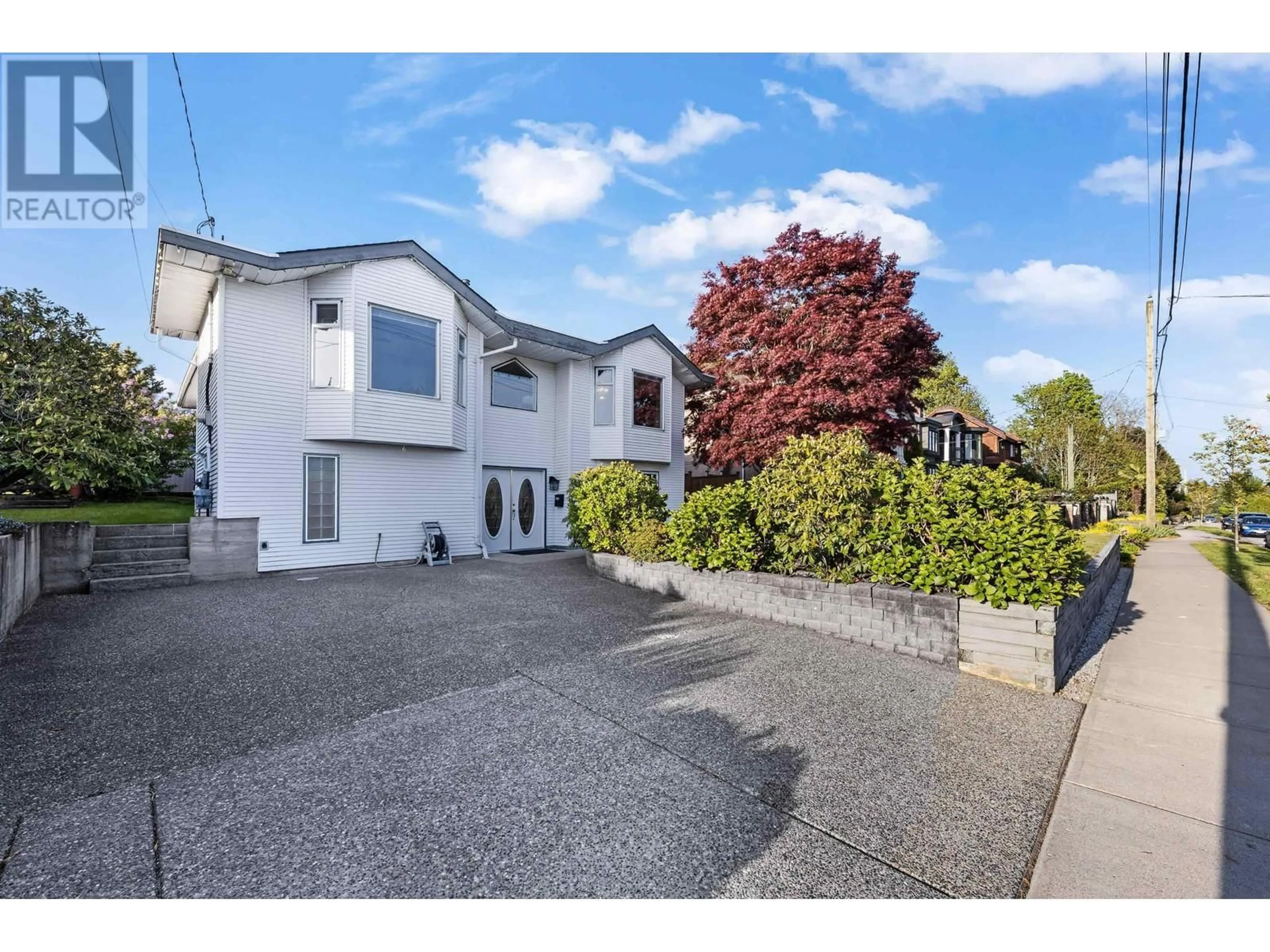 A pic from outside/outdoor area/front of a property/back of a property/a pic from drone, street for 957 STEWART AVENUE, Coquitlam British Columbia V3K2N5