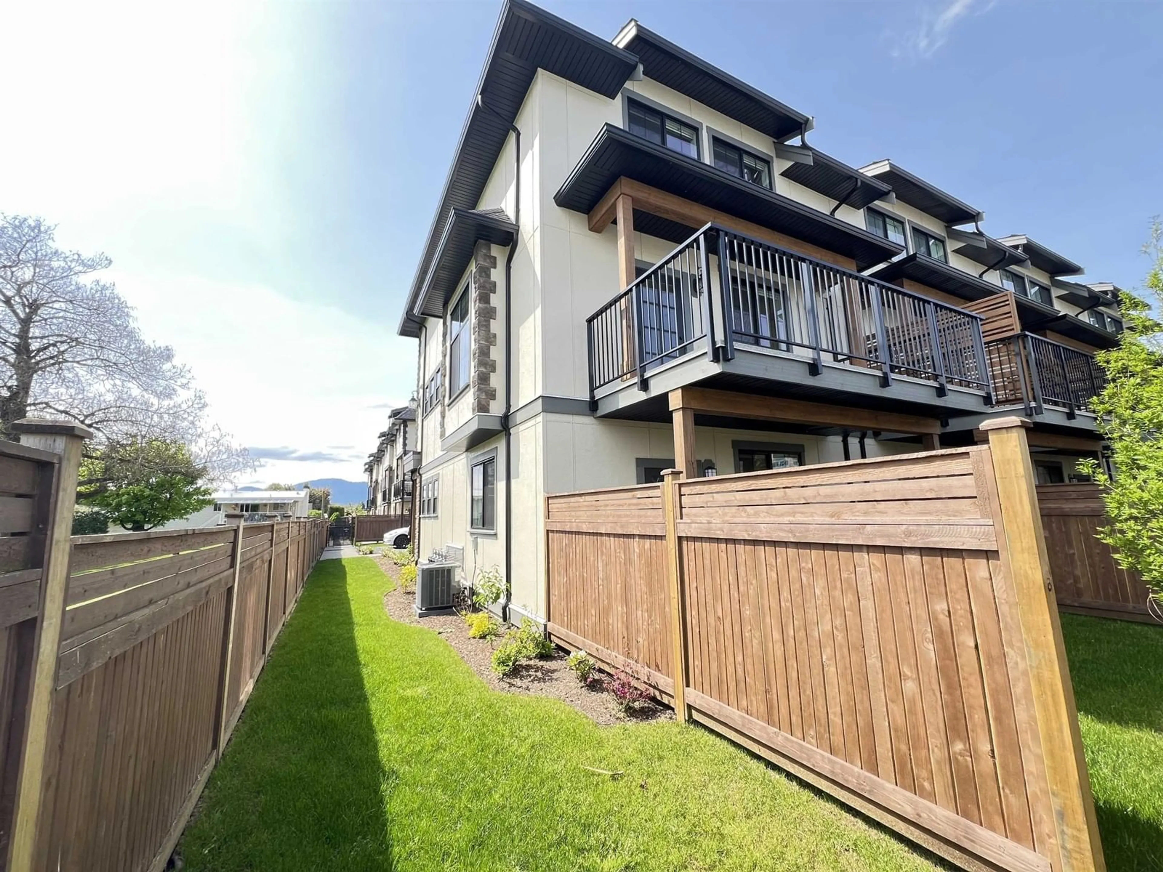 A pic from outside/outdoor area/front of a property/back of a property/a pic from drone, unknown for 8 - 6590 FERN STREET, Chilliwack British Columbia V2R2Z7