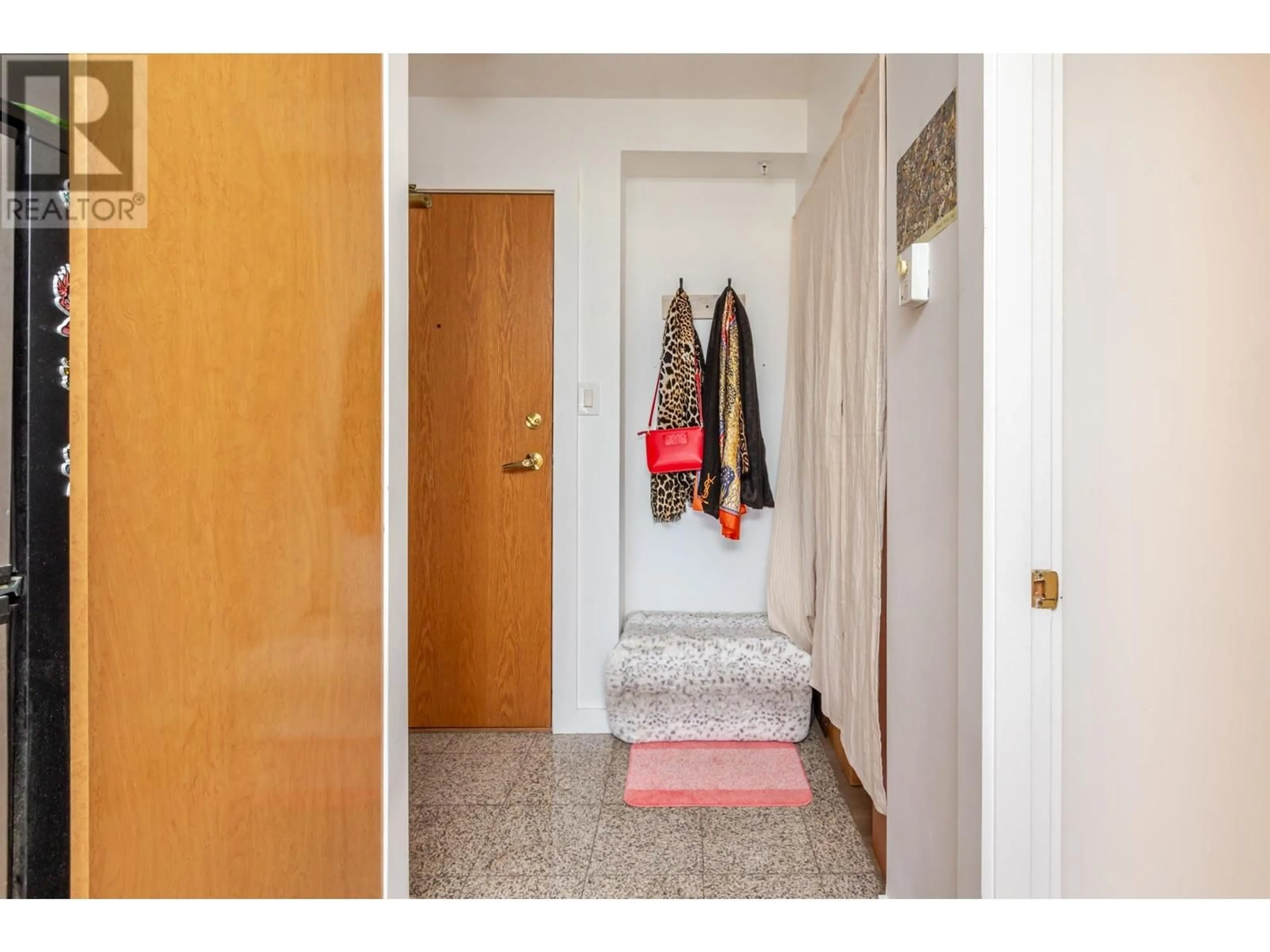 Indoor entryway for 1701 - 1189 HOWE STREET, Vancouver British Columbia V6Z2X4