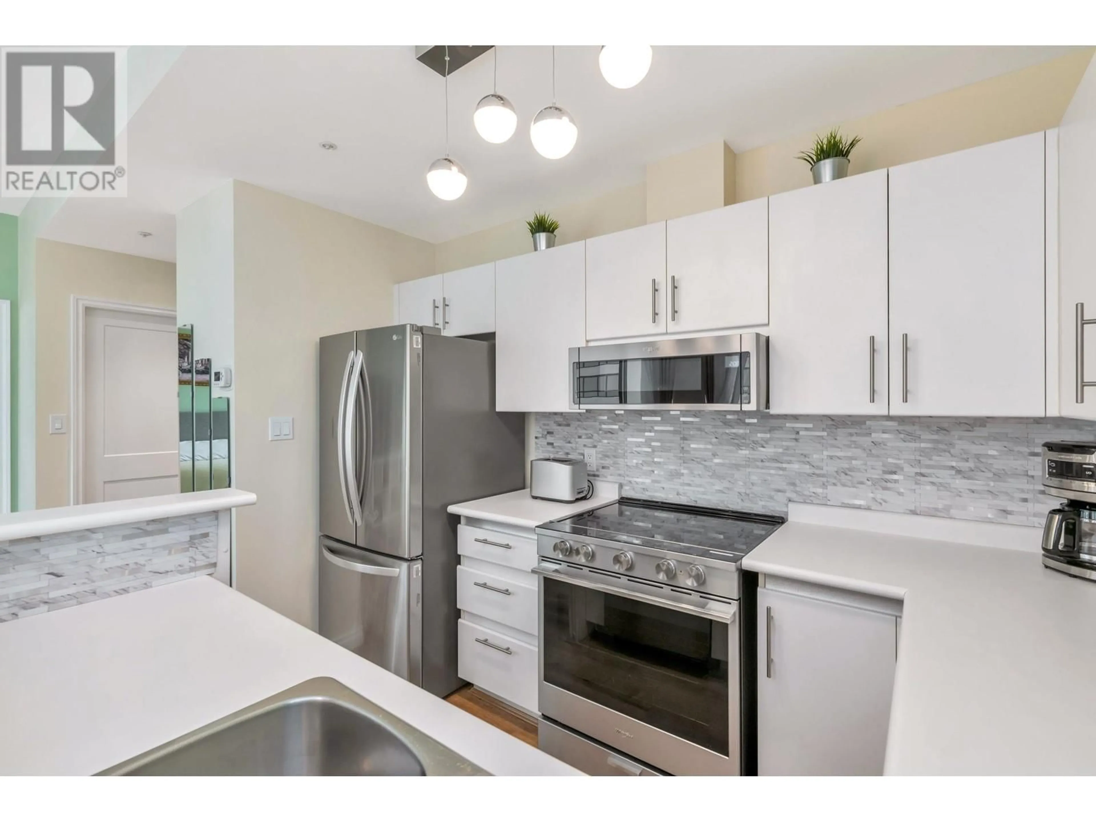 Standard kitchen, ceramic/tile floor for 813 - 989 NELSON STREET, Vancouver British Columbia V6Z2S1