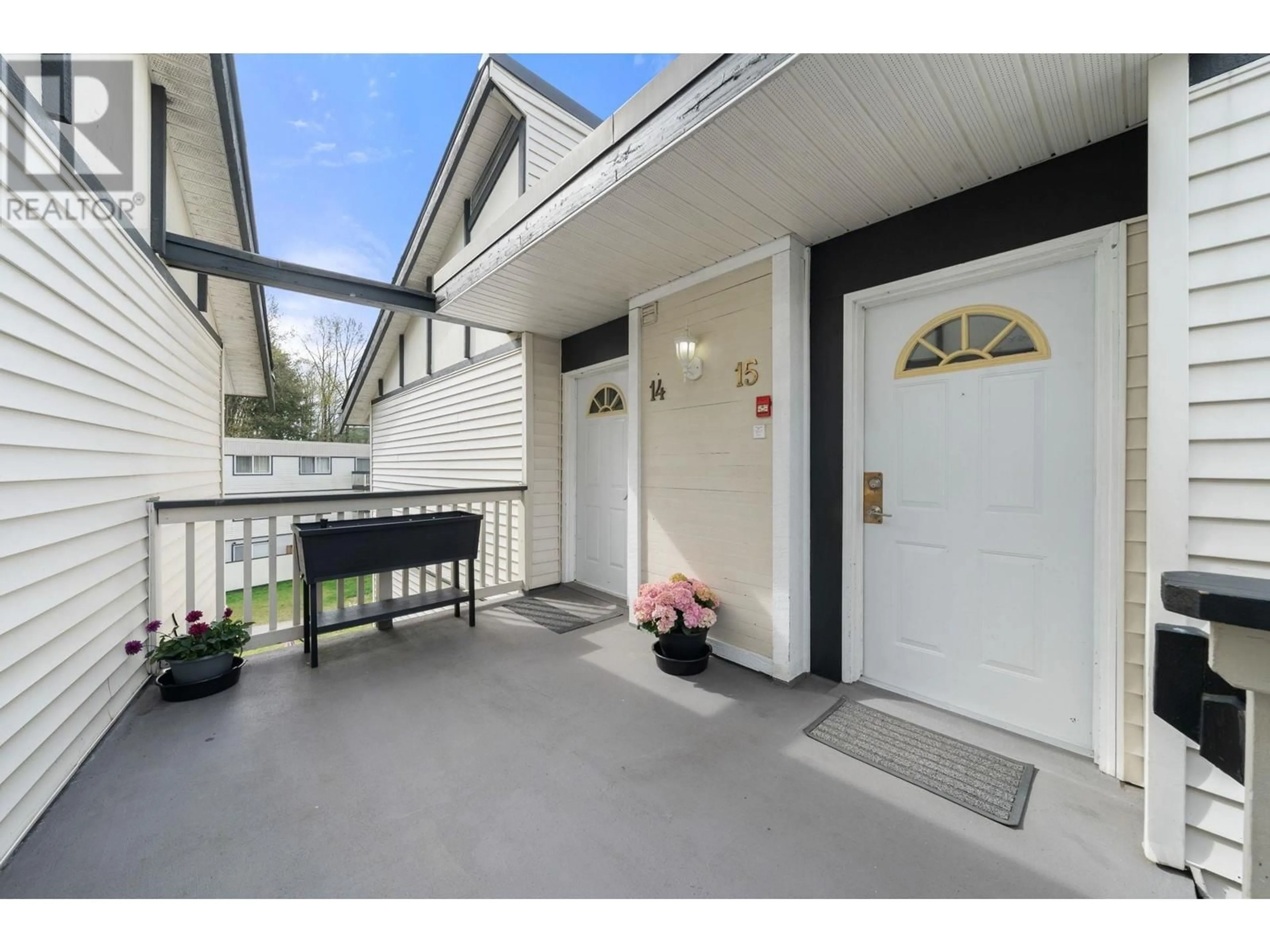 Indoor entryway for 15 - 834 PREMIER STREET, North Vancouver British Columbia V7J2G9