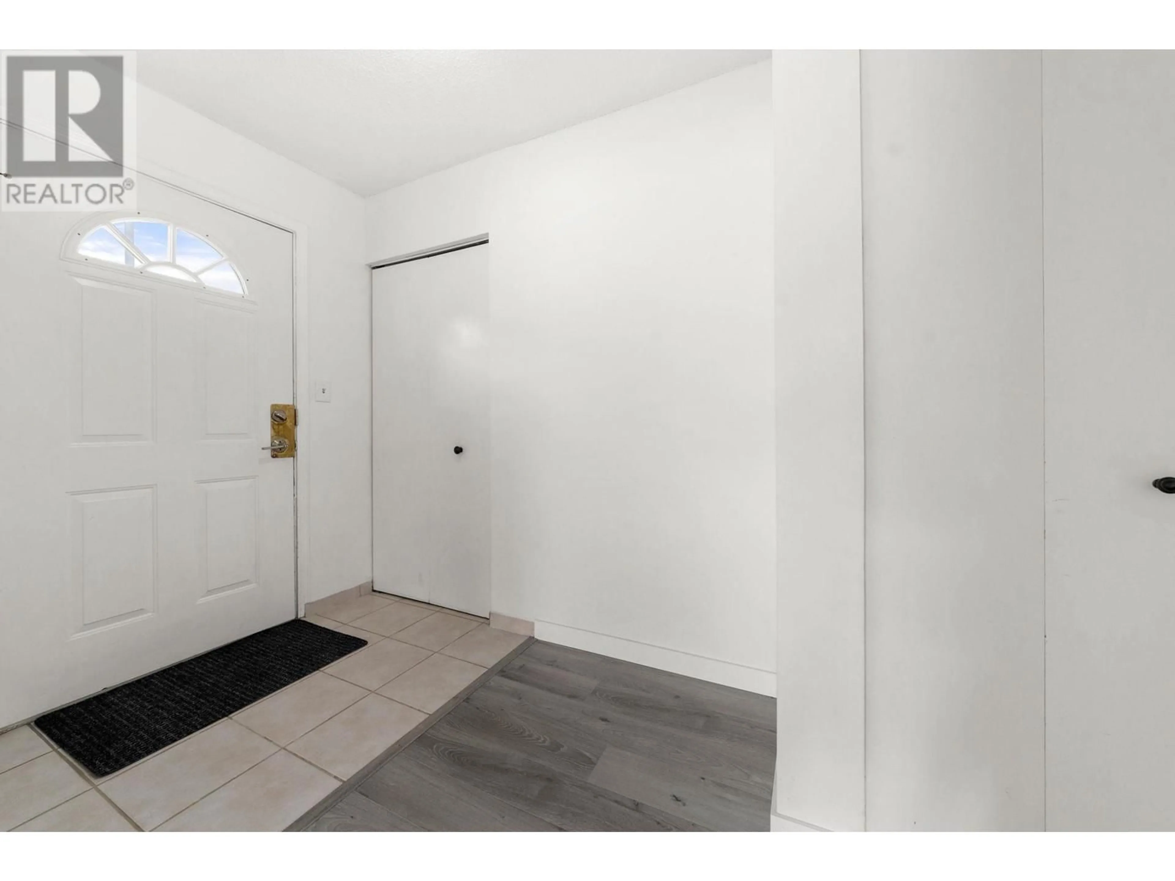 Indoor entryway for 15 - 834 PREMIER STREET, North Vancouver British Columbia V7J2G9